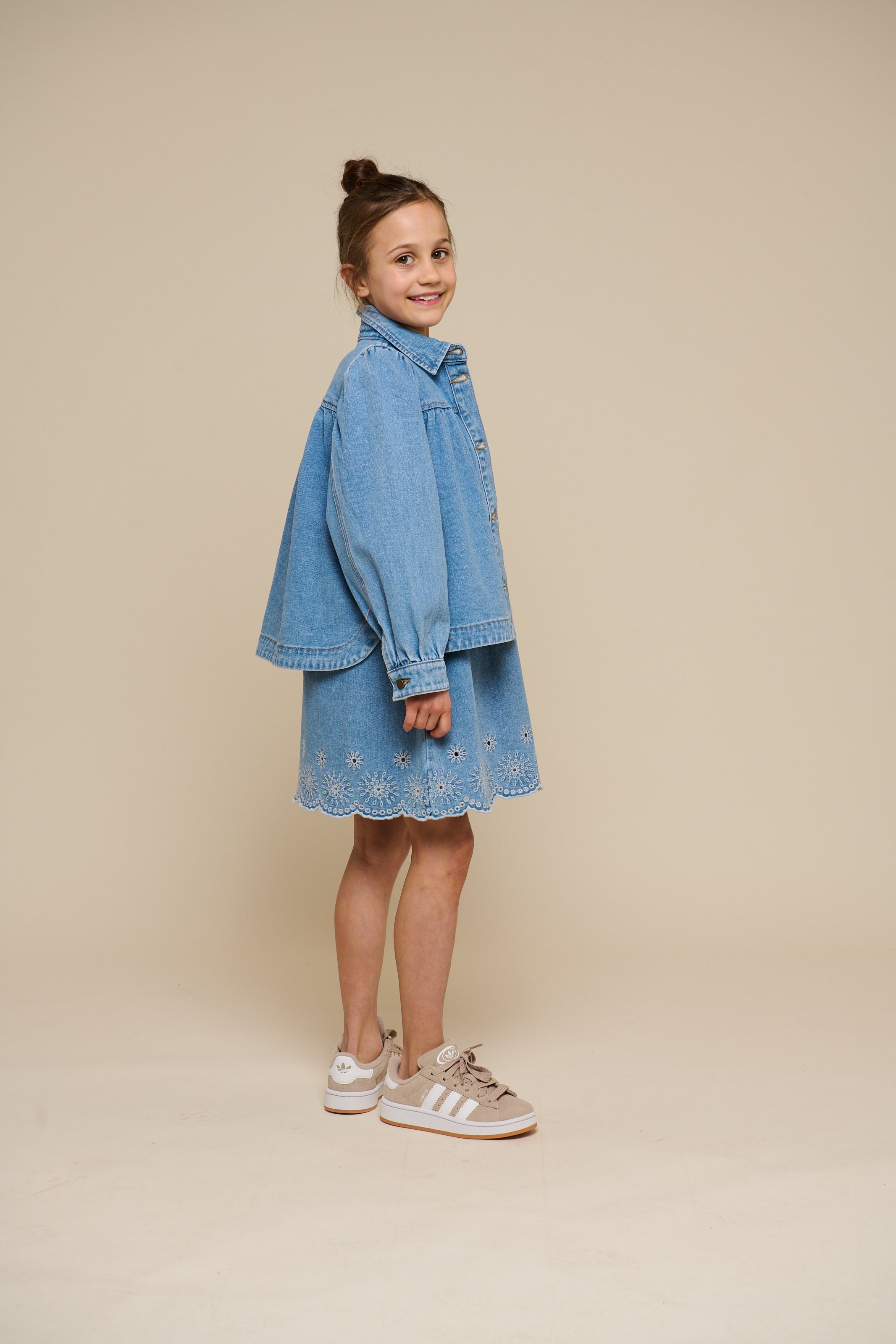 Broderet kort denimkjole - Tween - Light Blue Denim | 101019 Vera