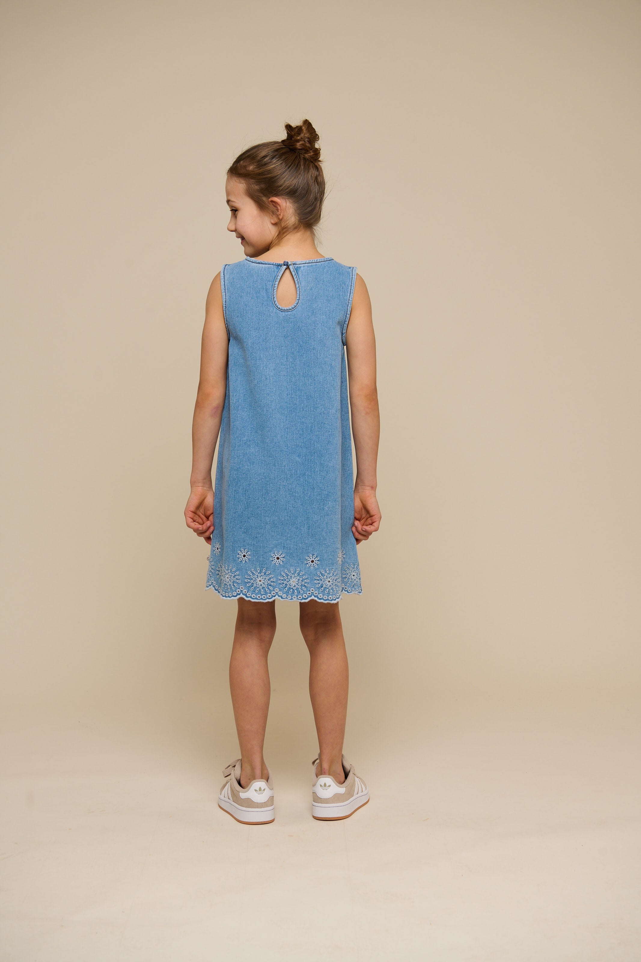 Broderet kort denimkjole - Tween - Light Blue Denim | 101019 Vera