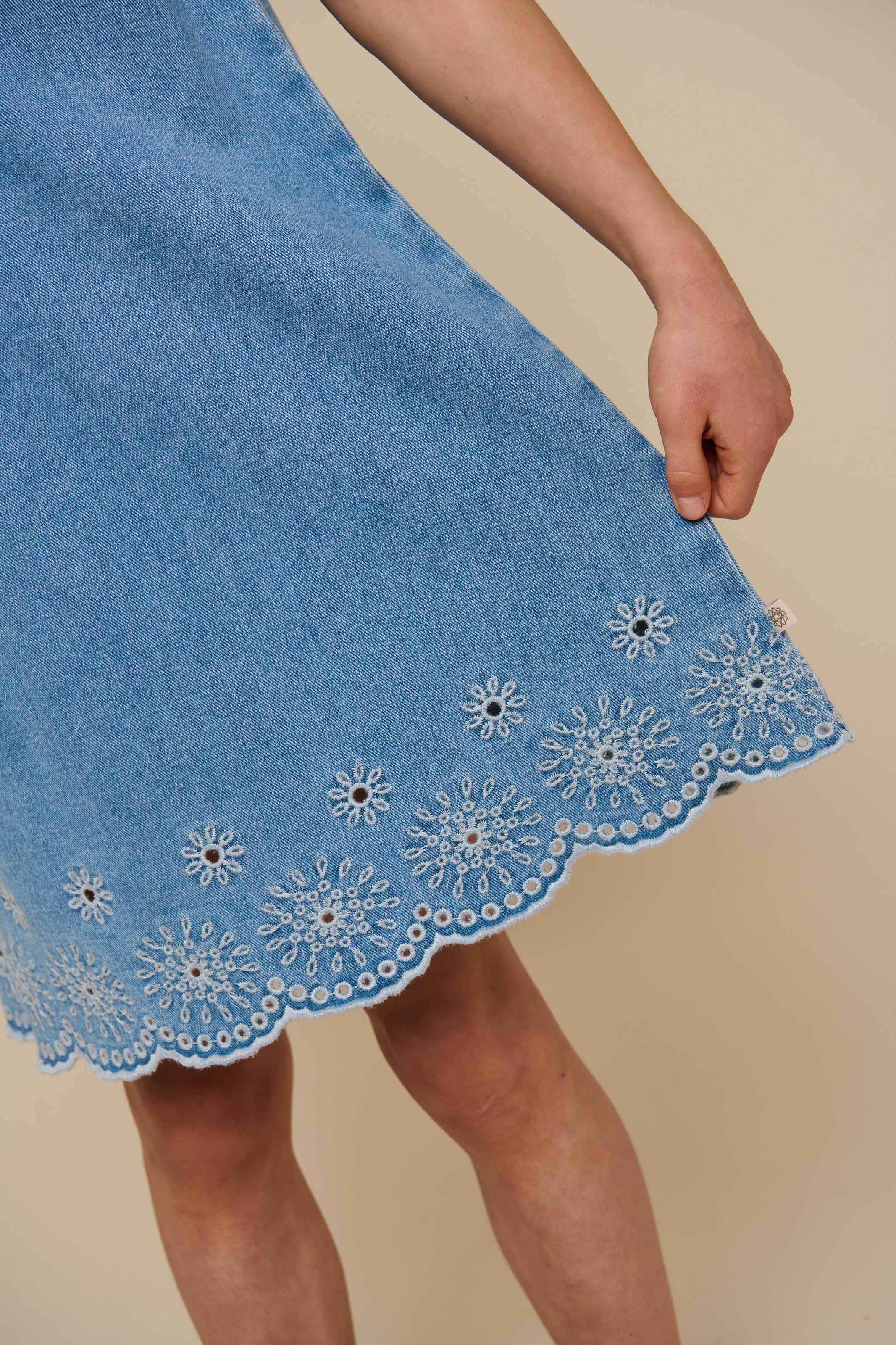 Broderet kort denimkjole - Tween - Light Blue Denim | 101019 Vera