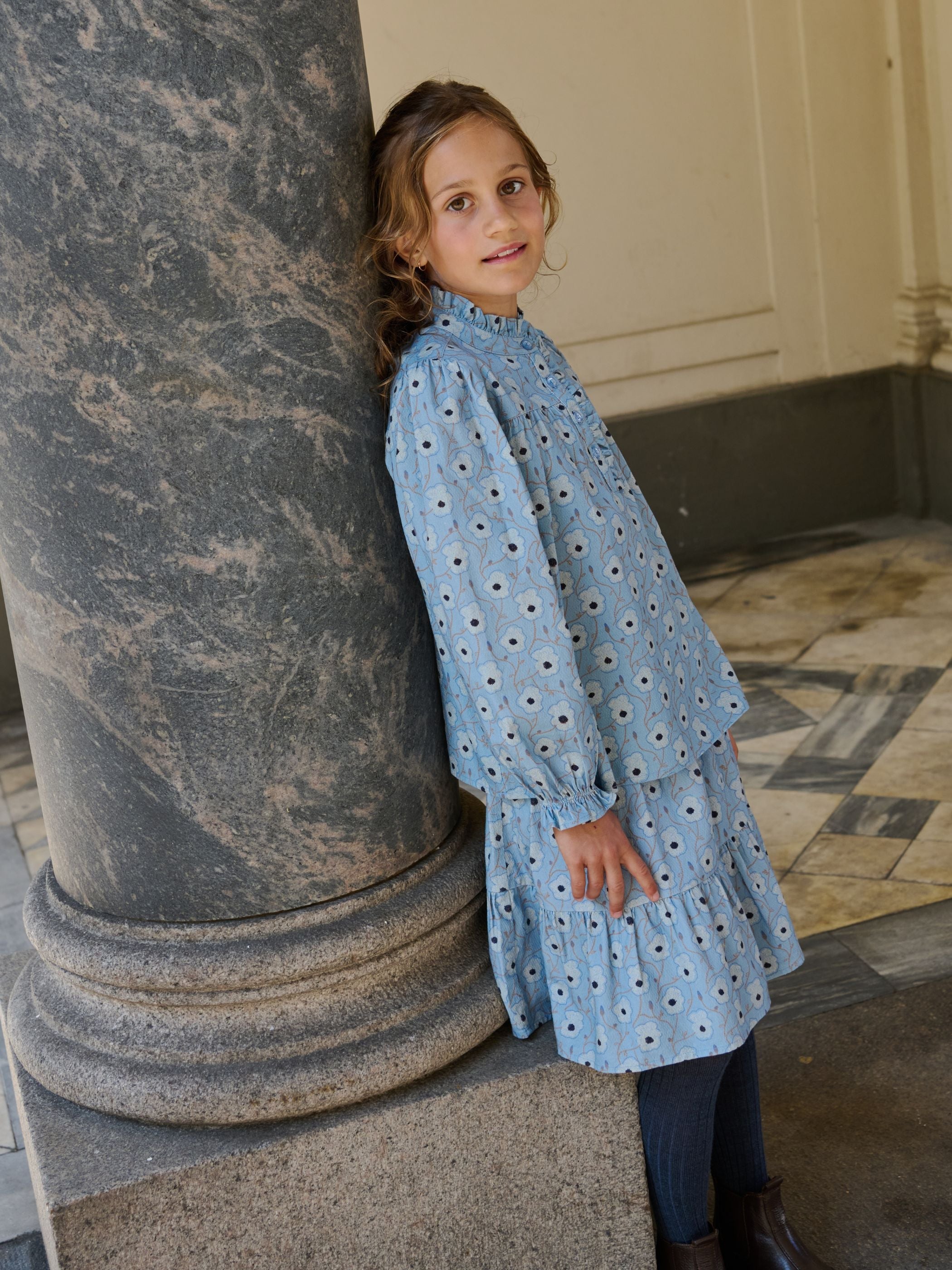 Blomstret bomuldsbluse med stolpelukning Tween - Blue/Brown | 101436 Nova