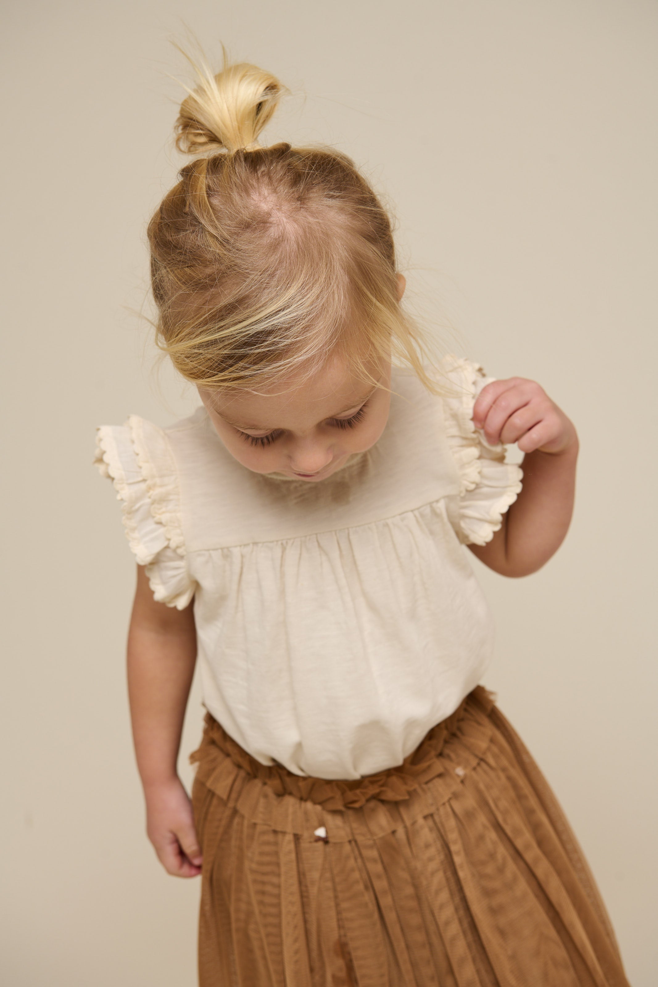 Jerseybluse med bølgebånd og flæse - Kids - Offwhite | 101040 Gabriella