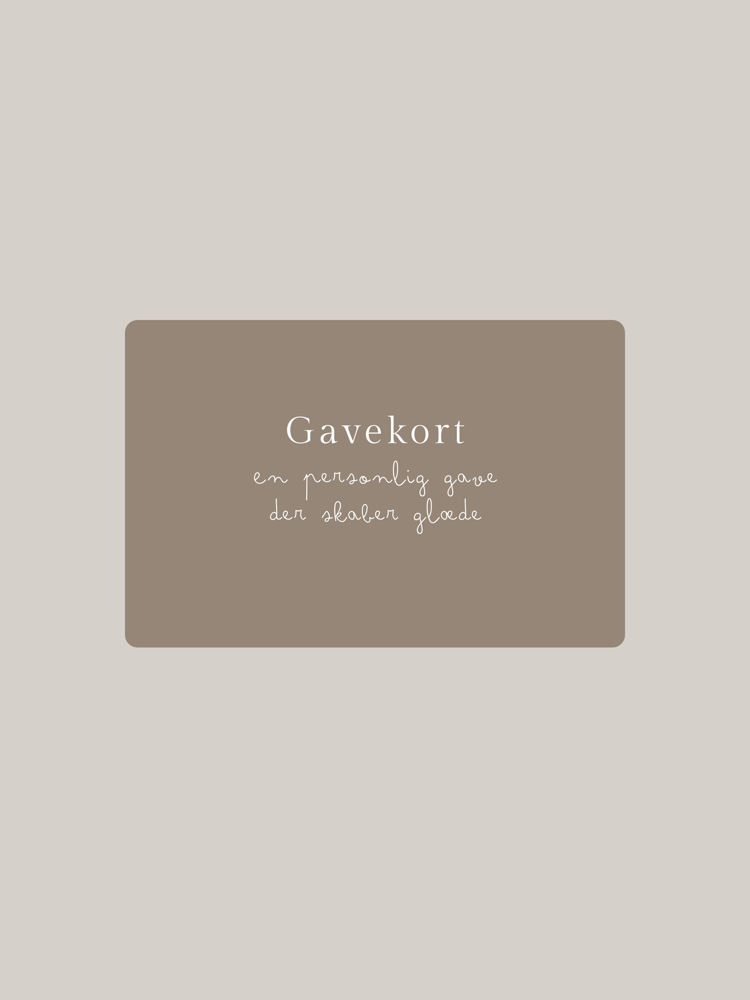 Gavekort ligger centreret, omgivet af en lys beige baggrund. Tekst: "Gavekort en personlig gave der skaber glæde" vises i hvid skrift på brun baggrund.