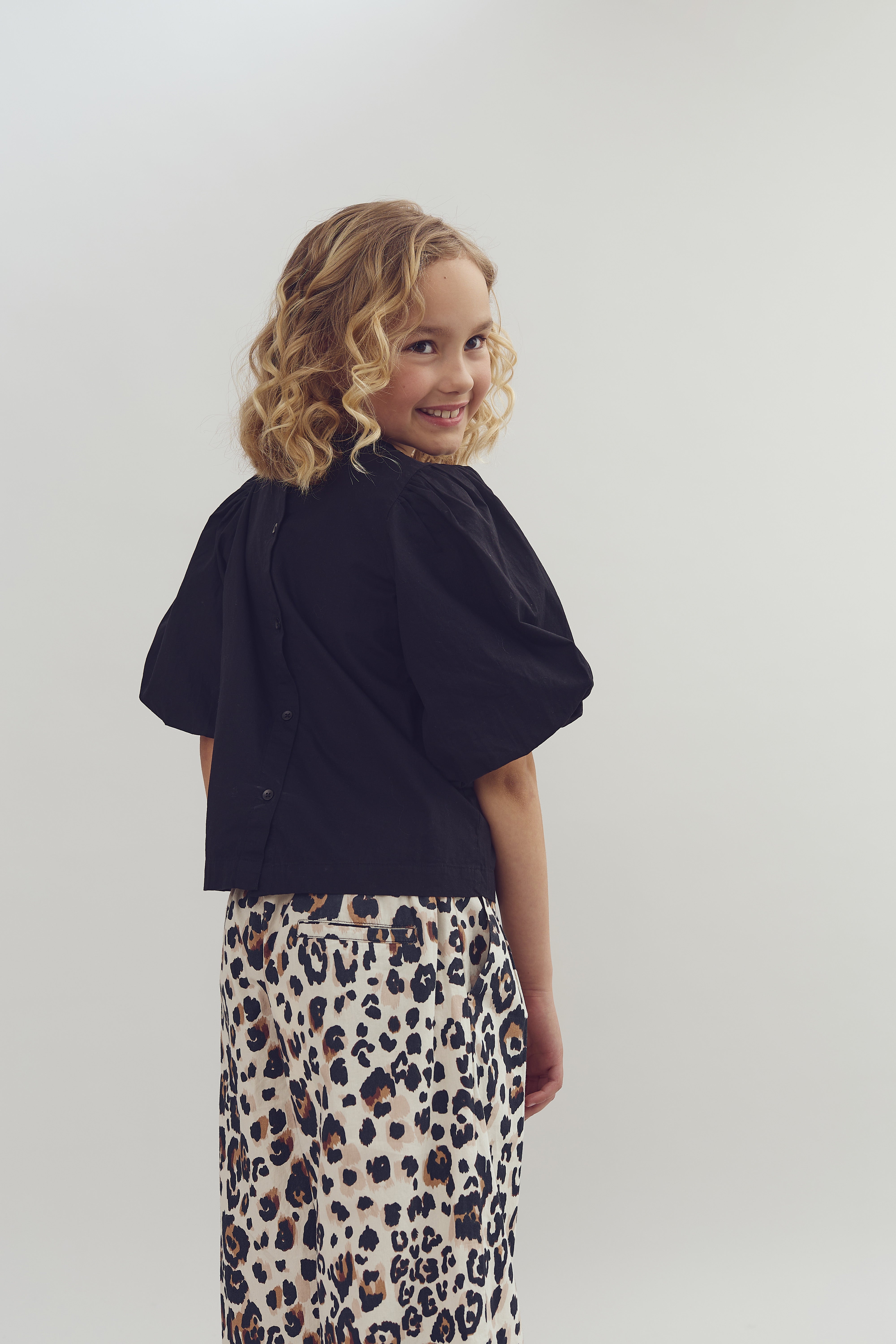 Bluse i poplin med ballonærmer - Tween - Sort | 100420 Laura