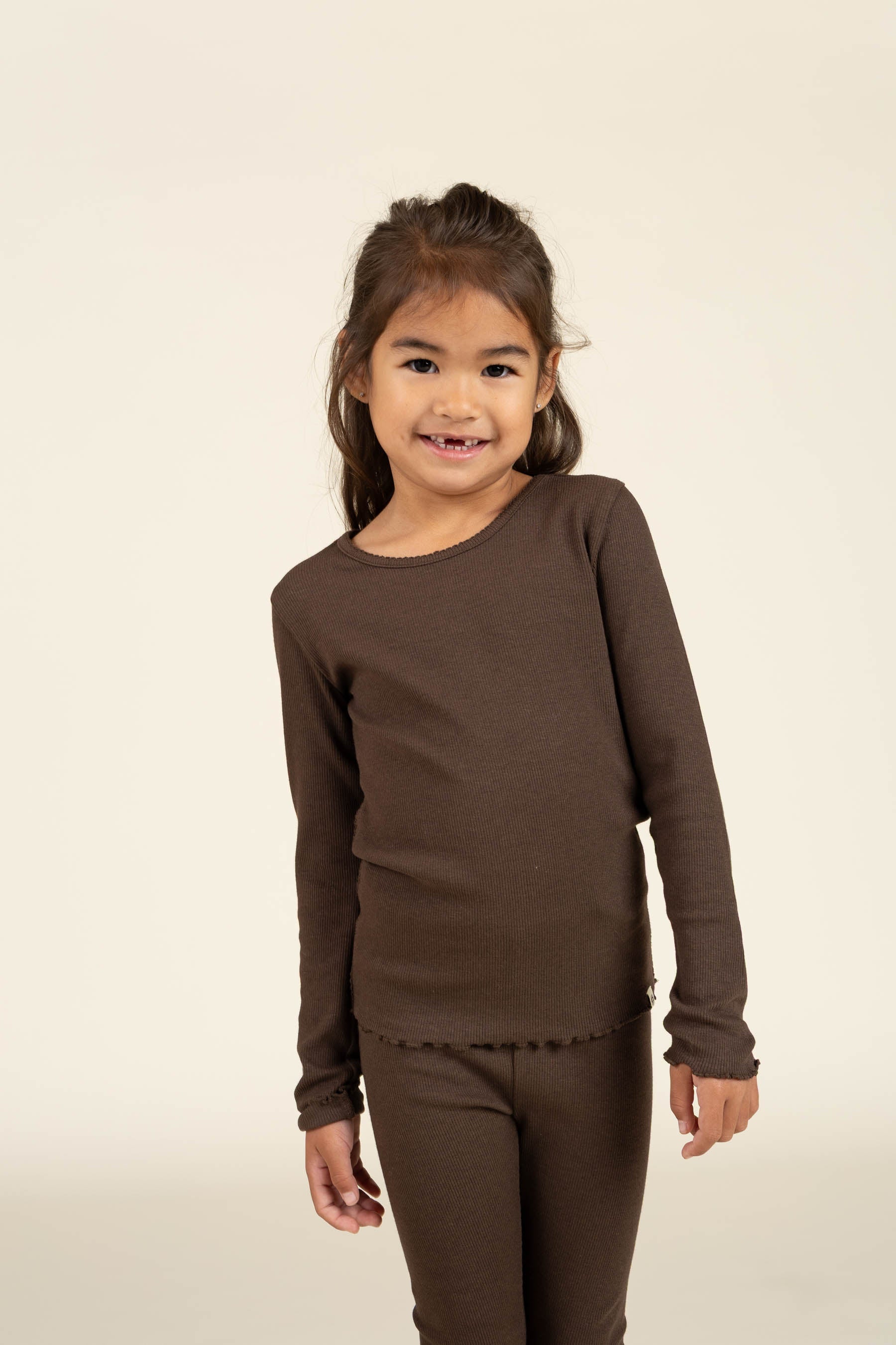 Langærmet Rib T-shirt i Modal med picot-kant - Kids - Chocolate | 100576 Mia