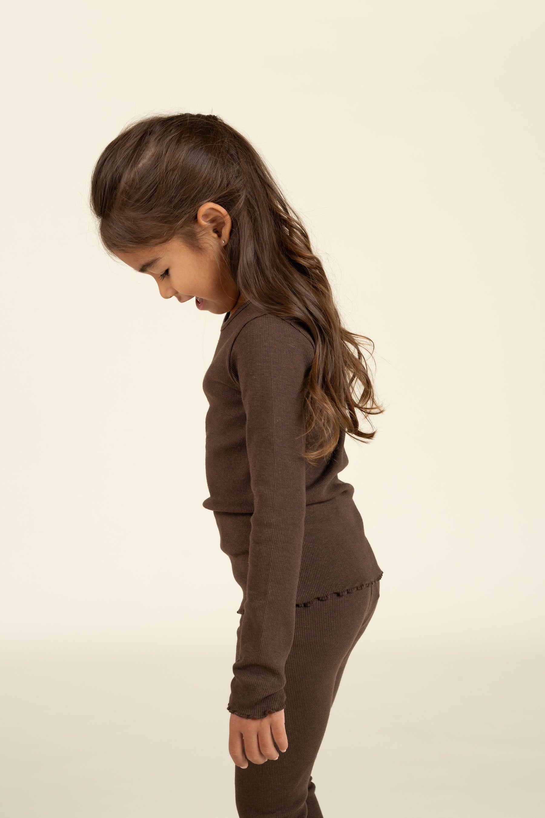 Langærmet Rib T-shirt i Modal med picot-kant - Kids - Chocolate | 100576 Mia