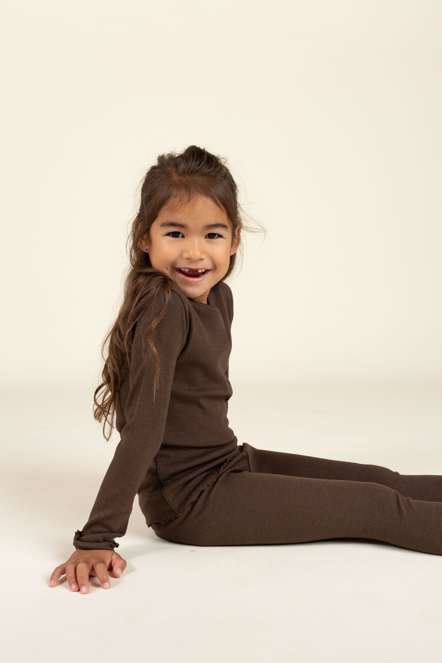 Langærmet Rib T-shirt i Modal med picot-kant - Kids - Chocolate | 100576 Mia