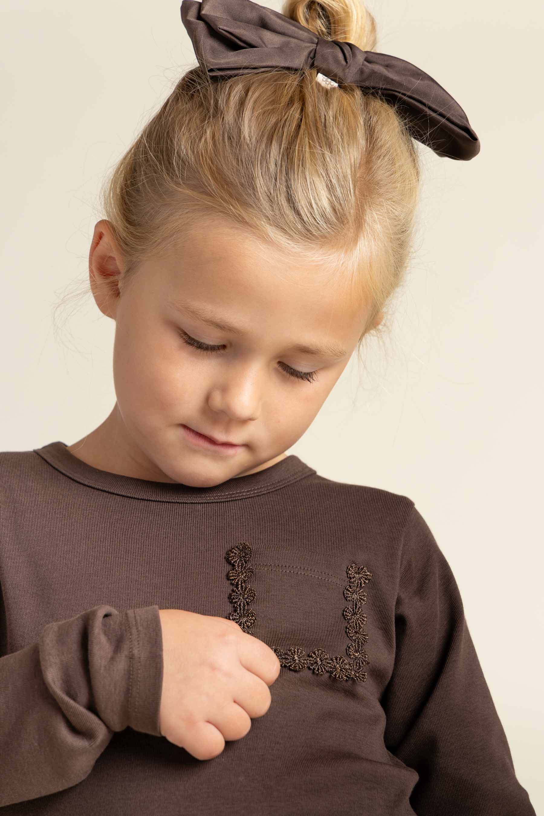 Langærmet T-shirt med brystlomme - Kids - Chocolate | 100870 Sienna