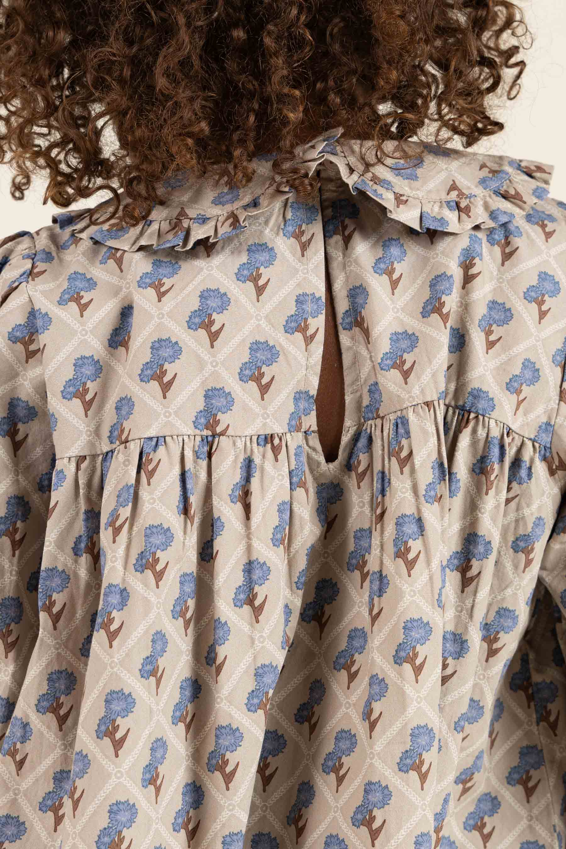 Kjole i bomulds-poplin med Print - Kids - Caffe Latte w. Blue | 100803 Amine