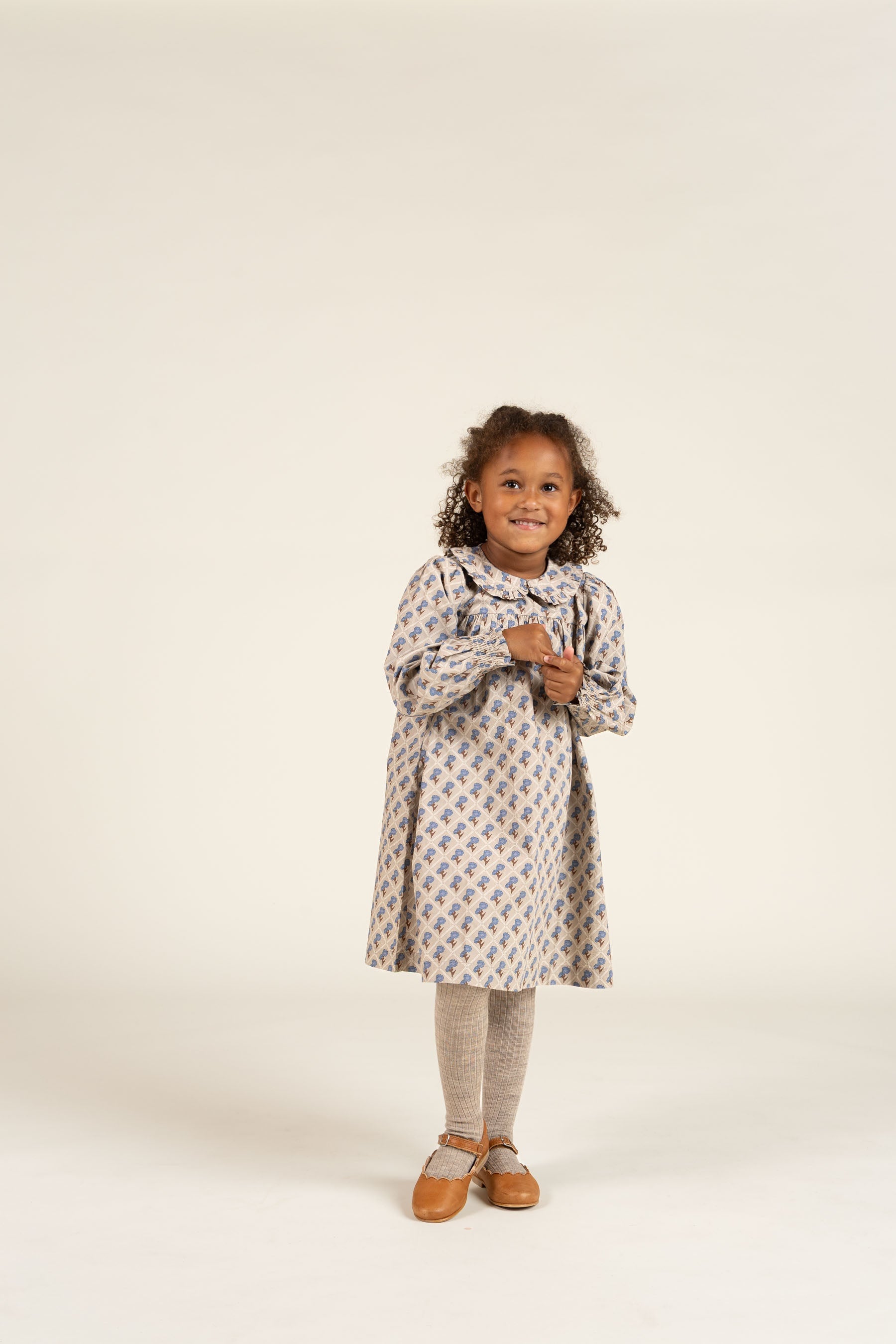 Kjole i bomulds-poplin med Print - Kids - Caffe Latte w. Blue | 100803 Amine