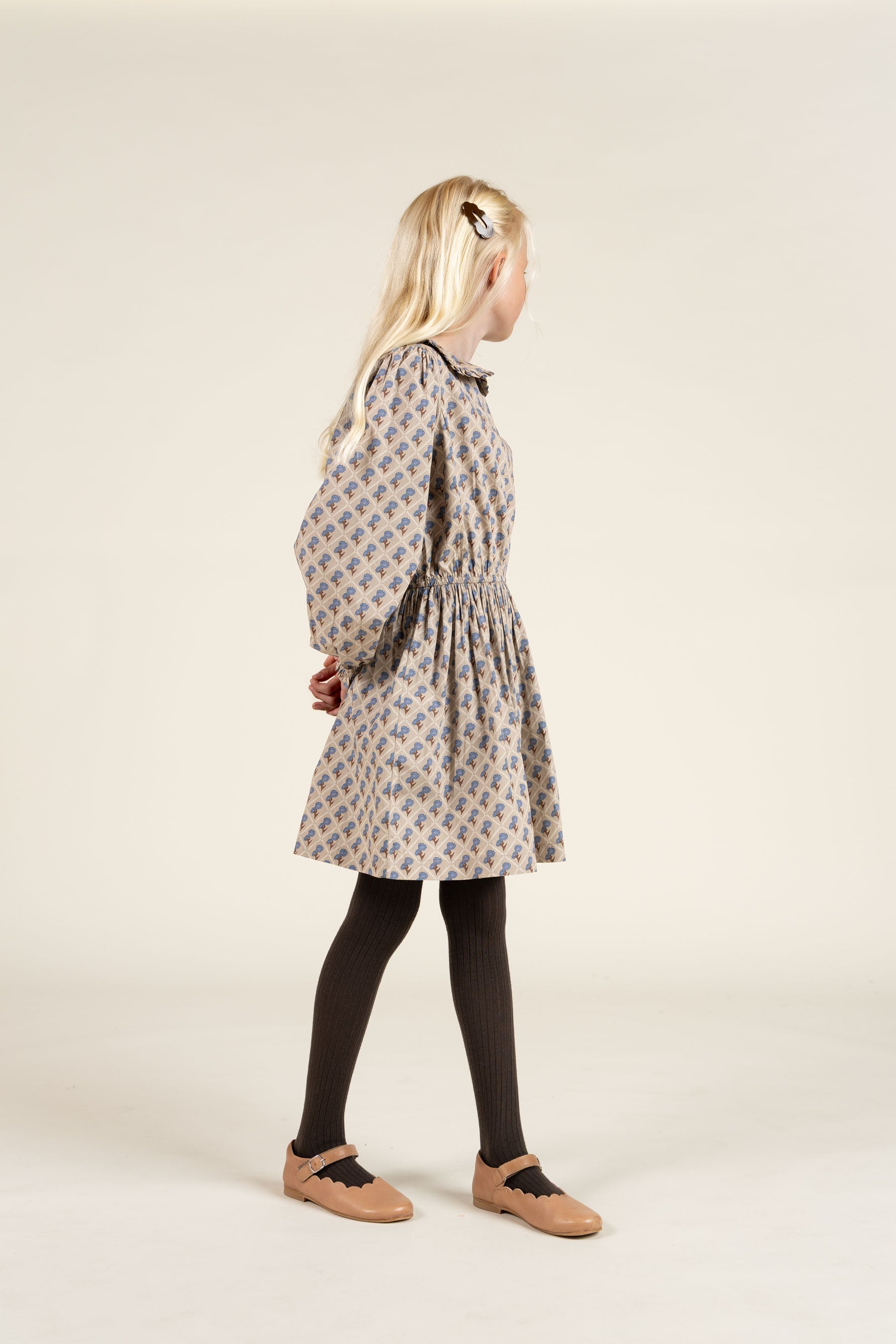 Kjole i bomulds-poplin med Print og elastik i taljen - Tween - Caffe Latte w. Blue | 100801 Amine