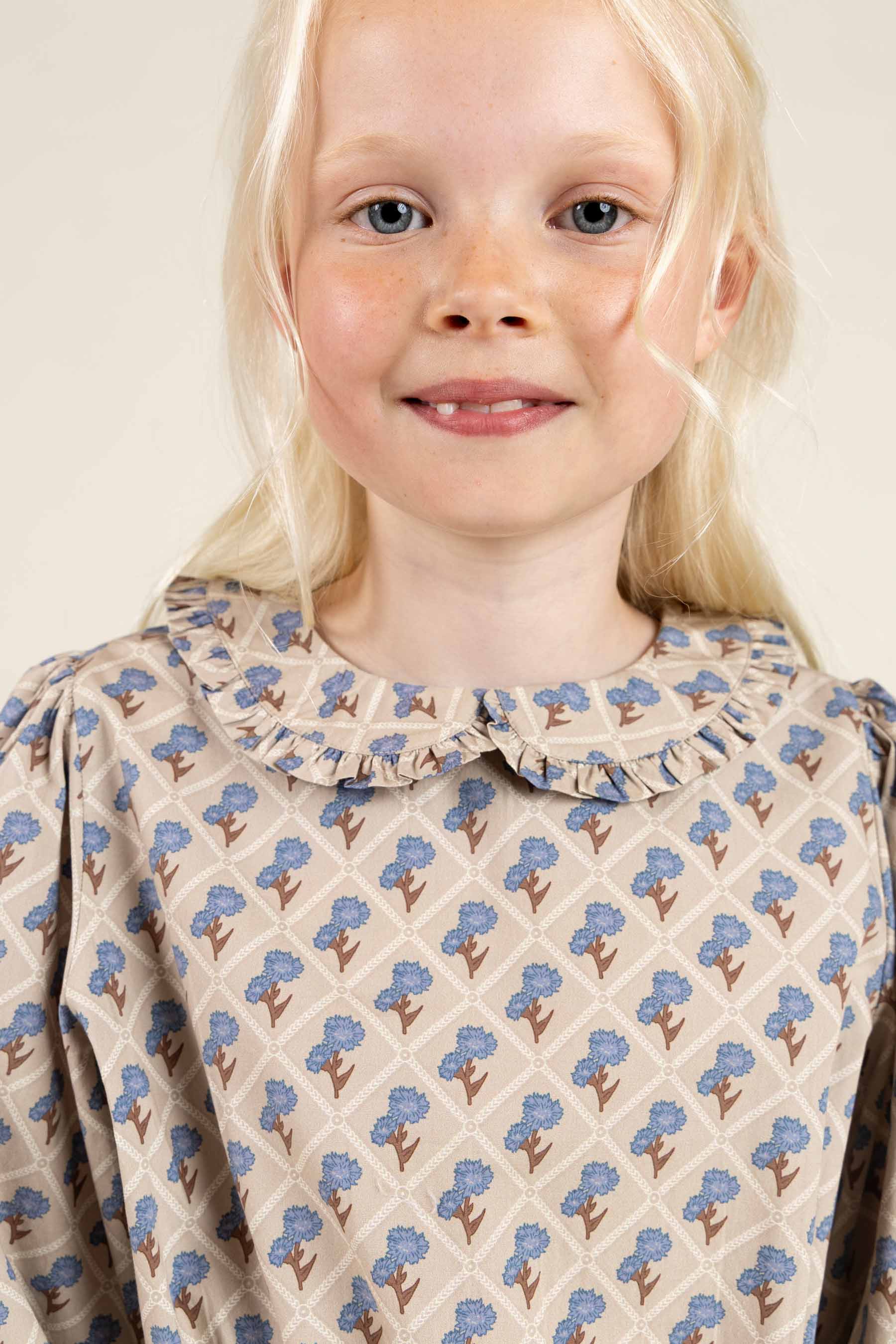 Kjole i bomulds-poplin med Print og elastik i taljen - Tween - Caffe Latte w. Blue | 100801 Amine