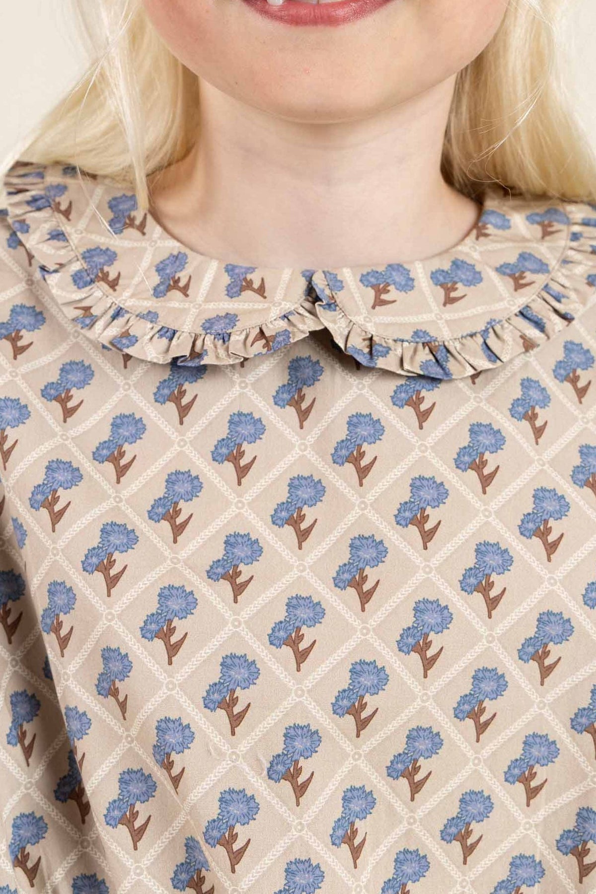 Kjole i bomulds-poplin med Print og elastik i taljen - Tween - Caffe Latte w. Blue | 100801 Amine