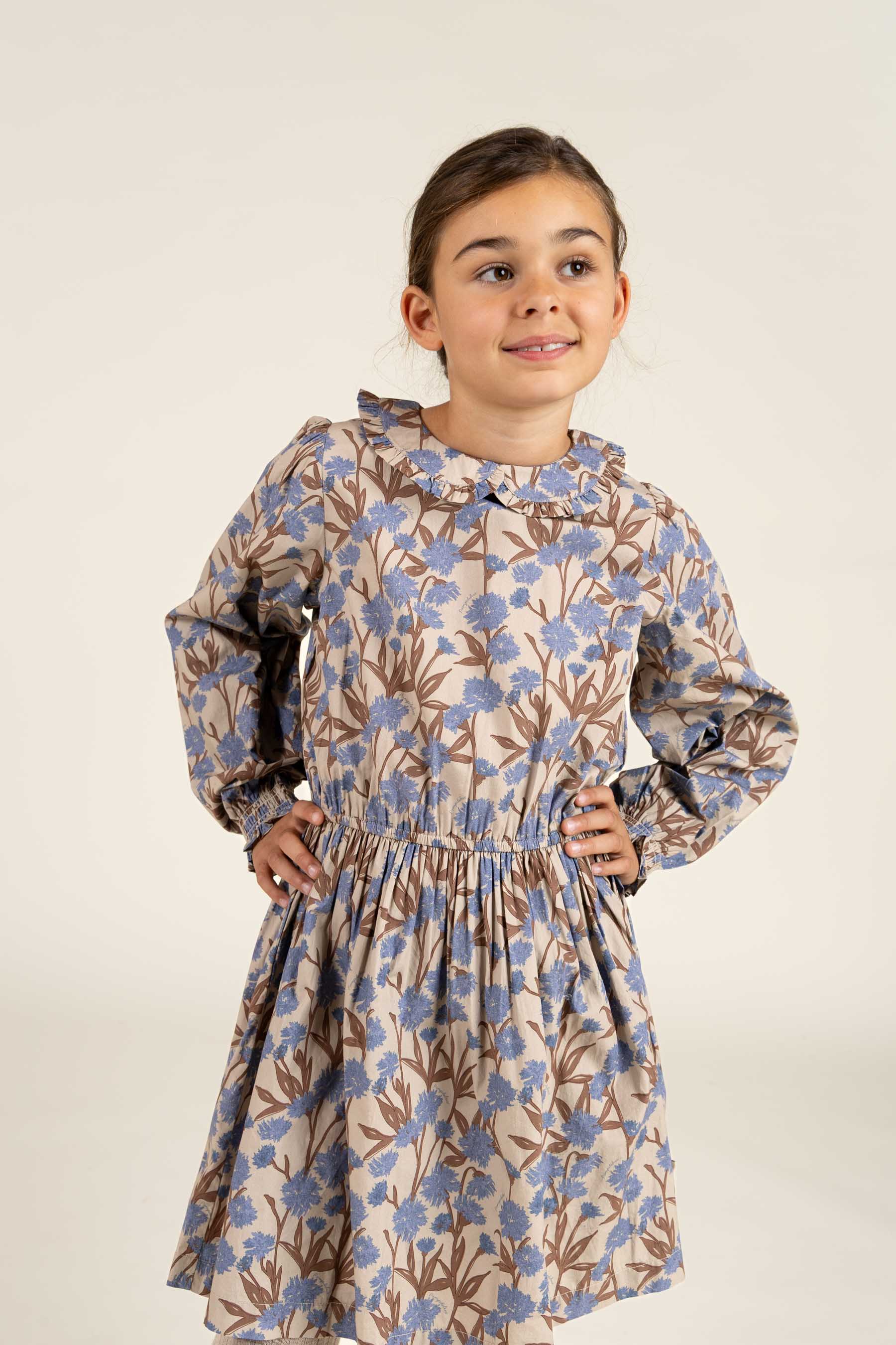 Kjole i bomulds-poplin med Print og elastik i taljen - Tween - Blue / Brown | 100719 Amy