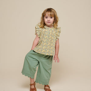 Poplintop med blomsterprint emphasise og flæse - Kids - Green | 100950 Poppy