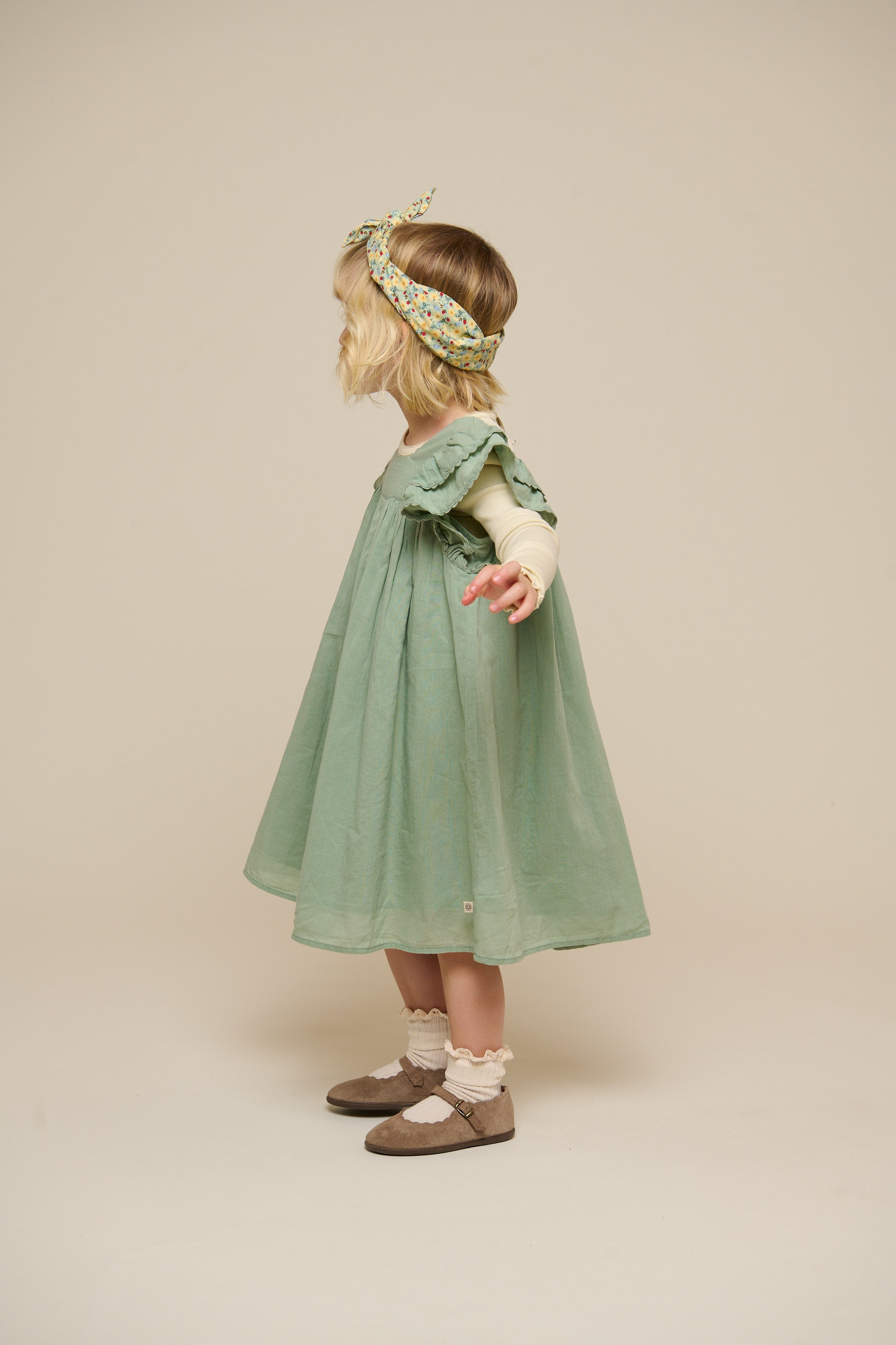 Bomuldskjole med bølgebånd og flæse - Kids - Dusty Green | 101035 Alma