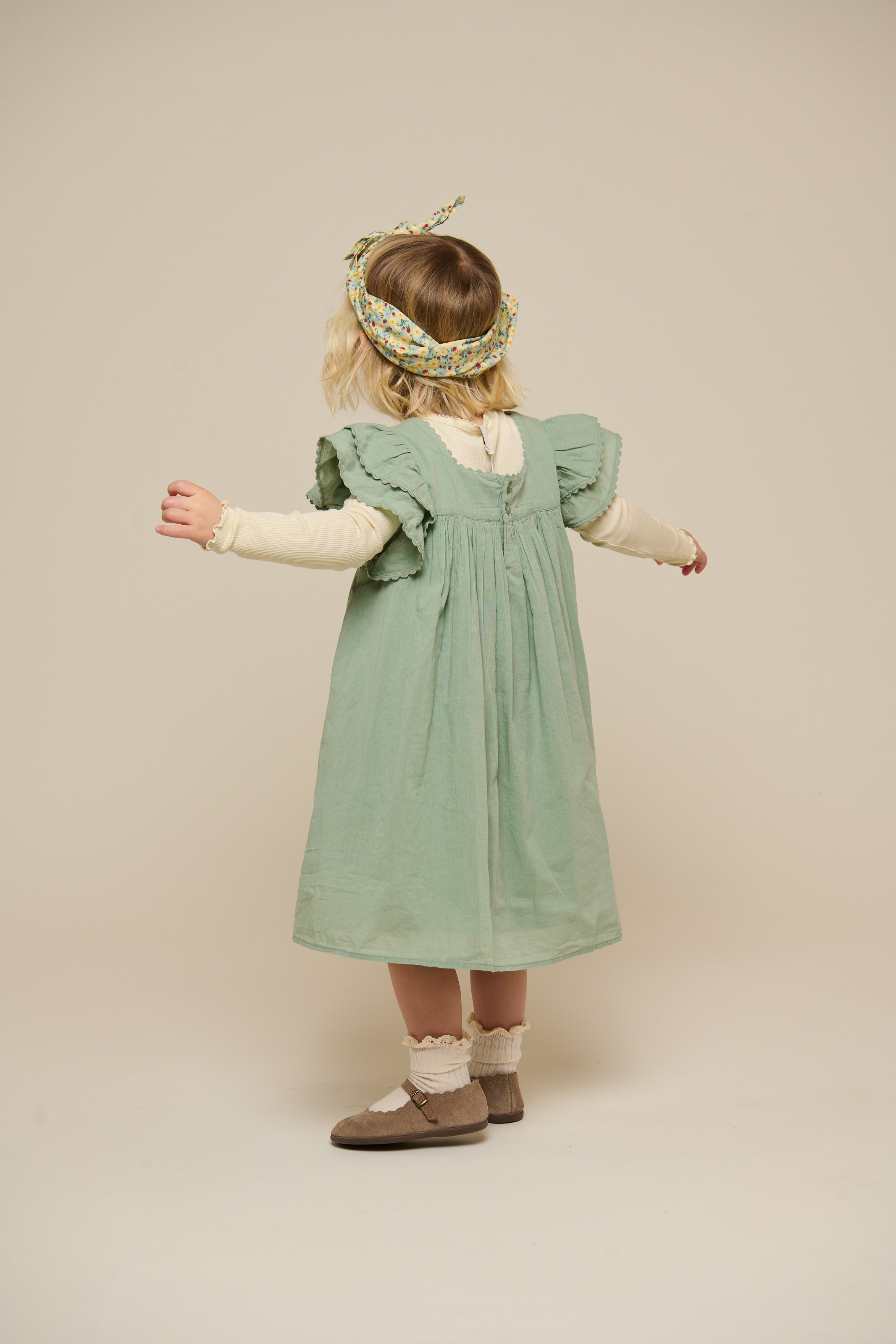 Bomuldskjole med bølgebånd og flæse - Kids - Dusty Green | 101035 Alma