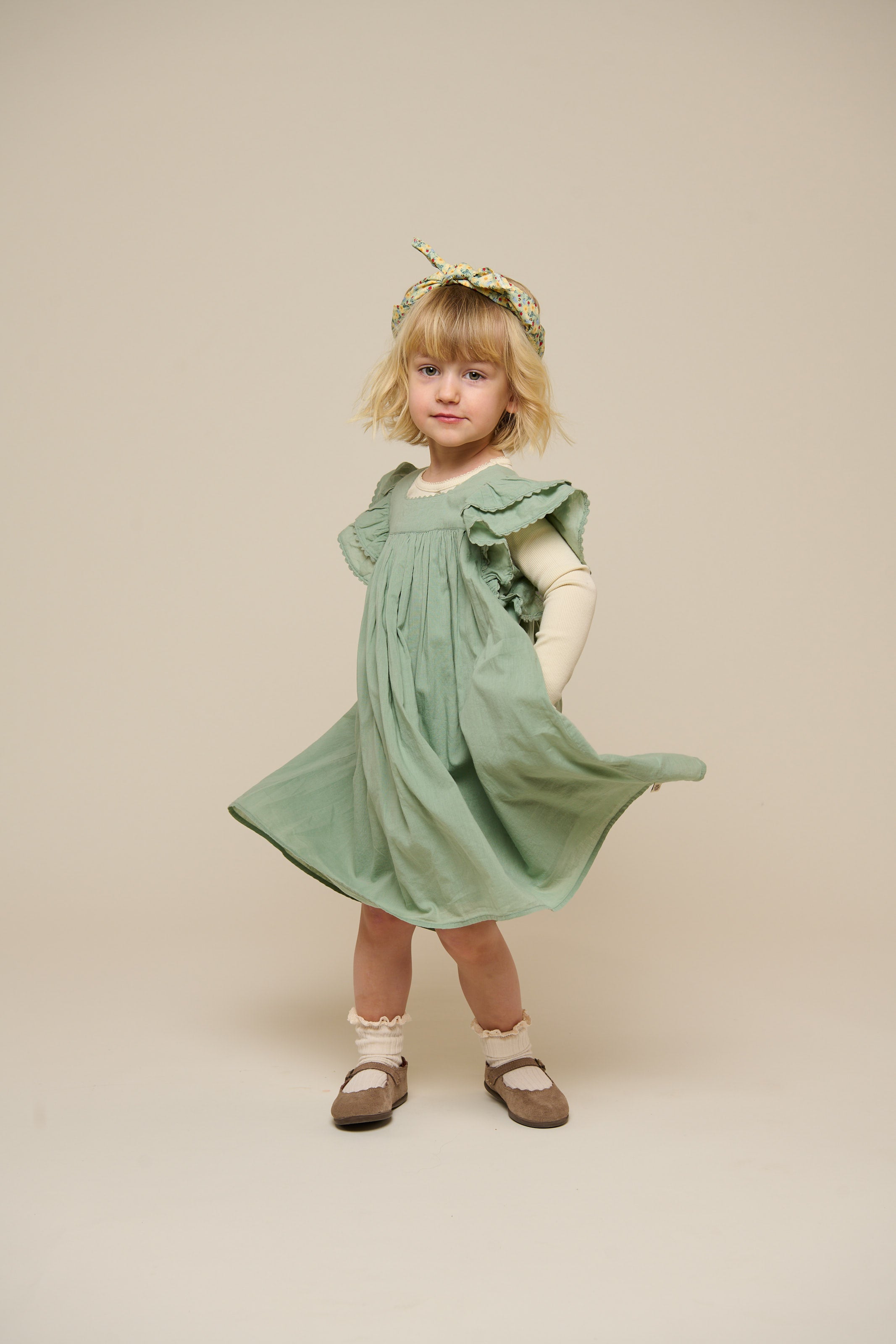 Bomuldskjole med bølgebånd og flæse - Kids - Dusty Green | 101035 Alma