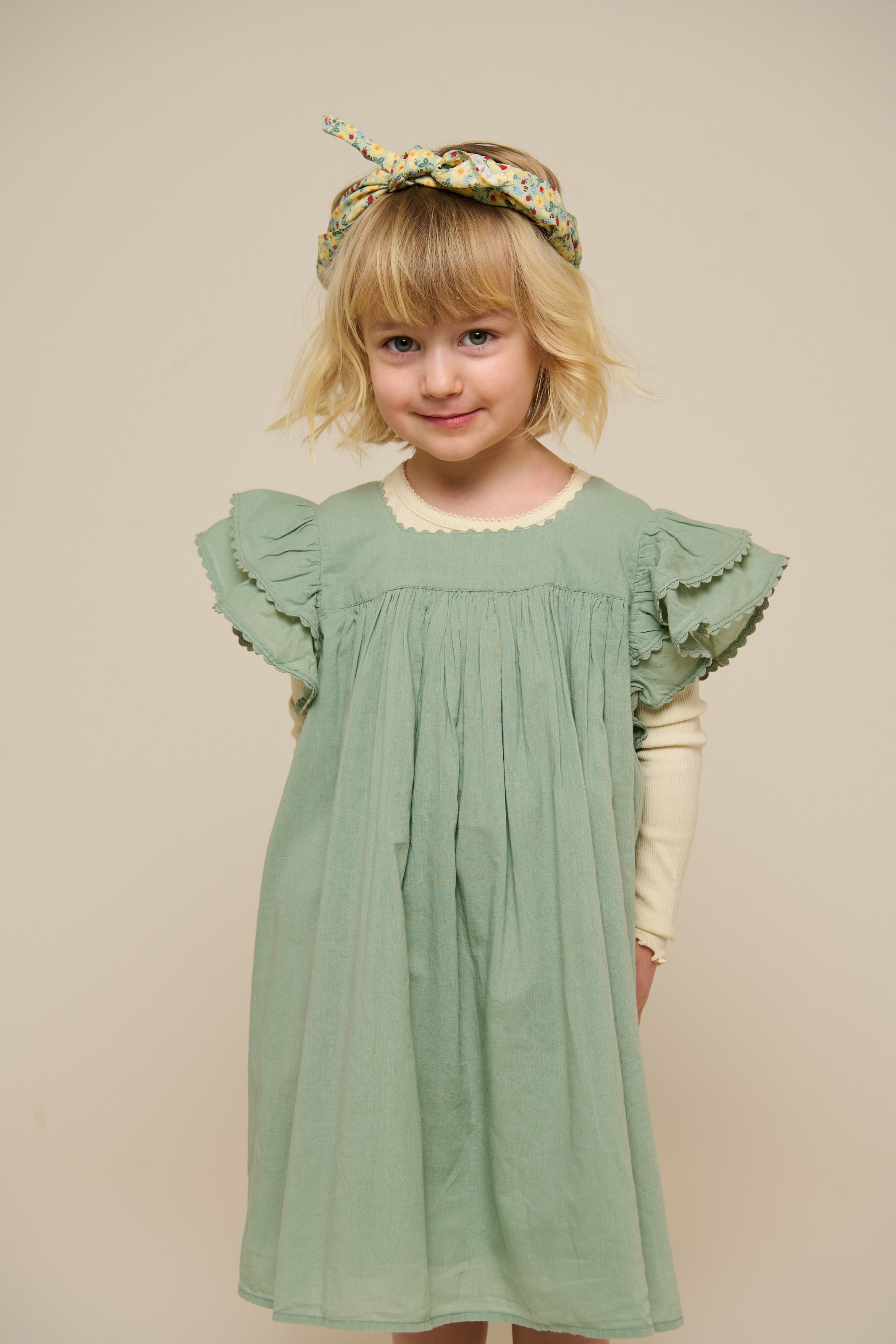 Bomuldskjole med bølgebånd og flæse - Kids - Dusty Green | 101035 Alma