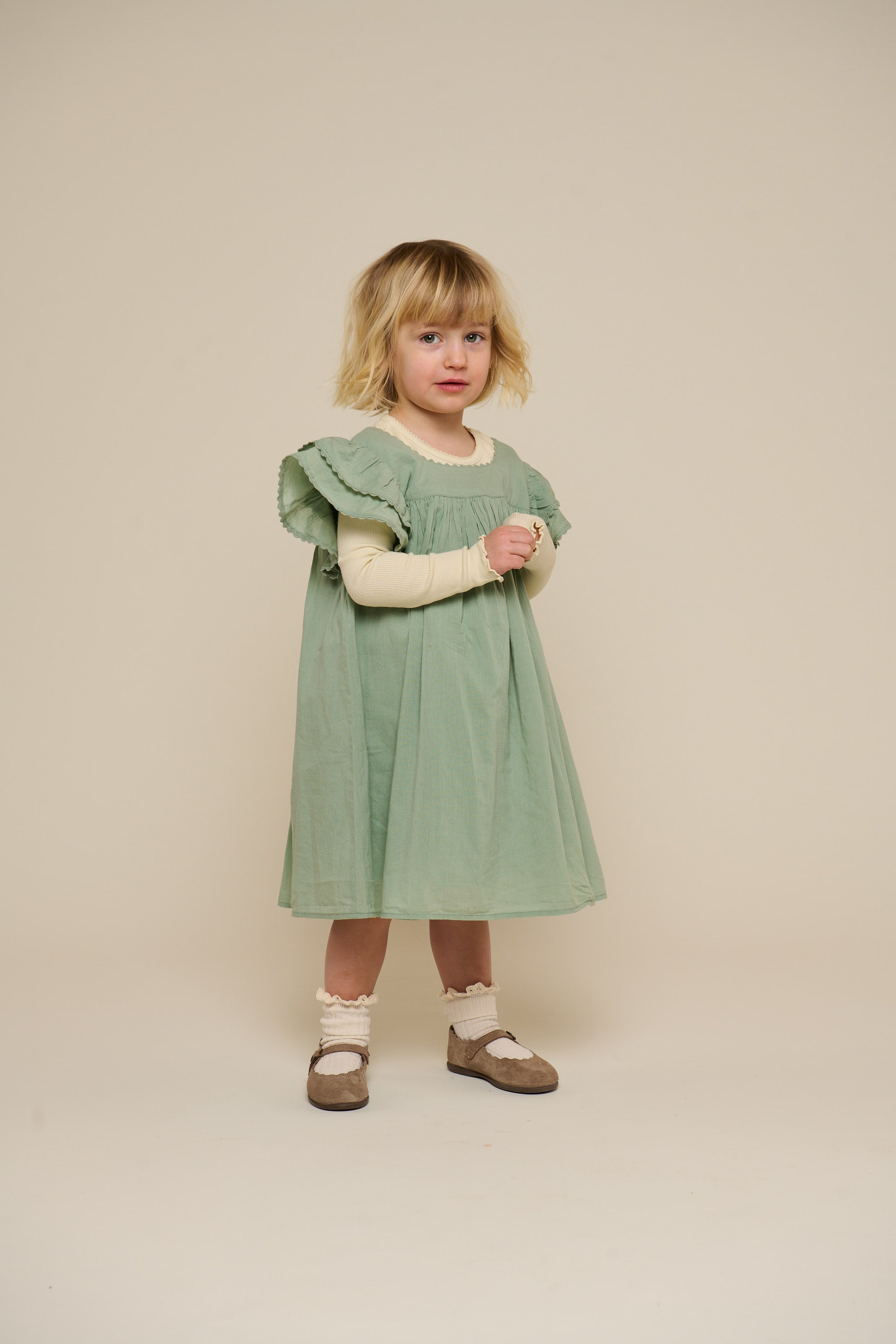 Bomuldskjole med bølgebånd og flæse - Kids - Dusty Green | 101035 Alma