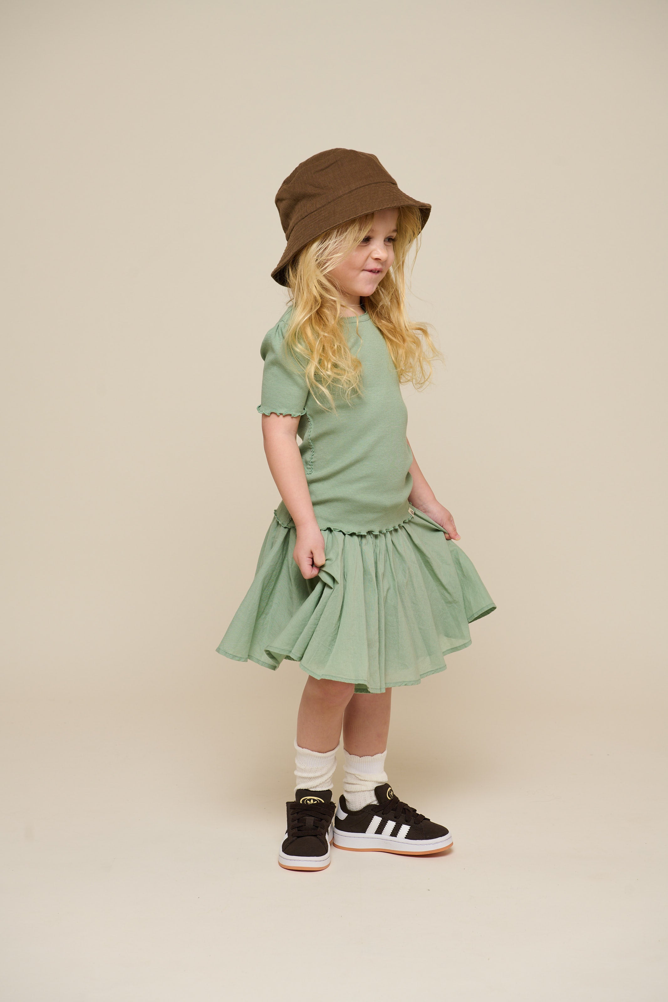 Bomuldsnederdel med bølgebånd og flæse - Kids - Dusty Green | 101038 Alma