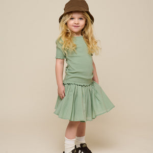 Bomuldsnederdel med bølgebånd og flæse - Kids - Dusty Green | 101038 Alma