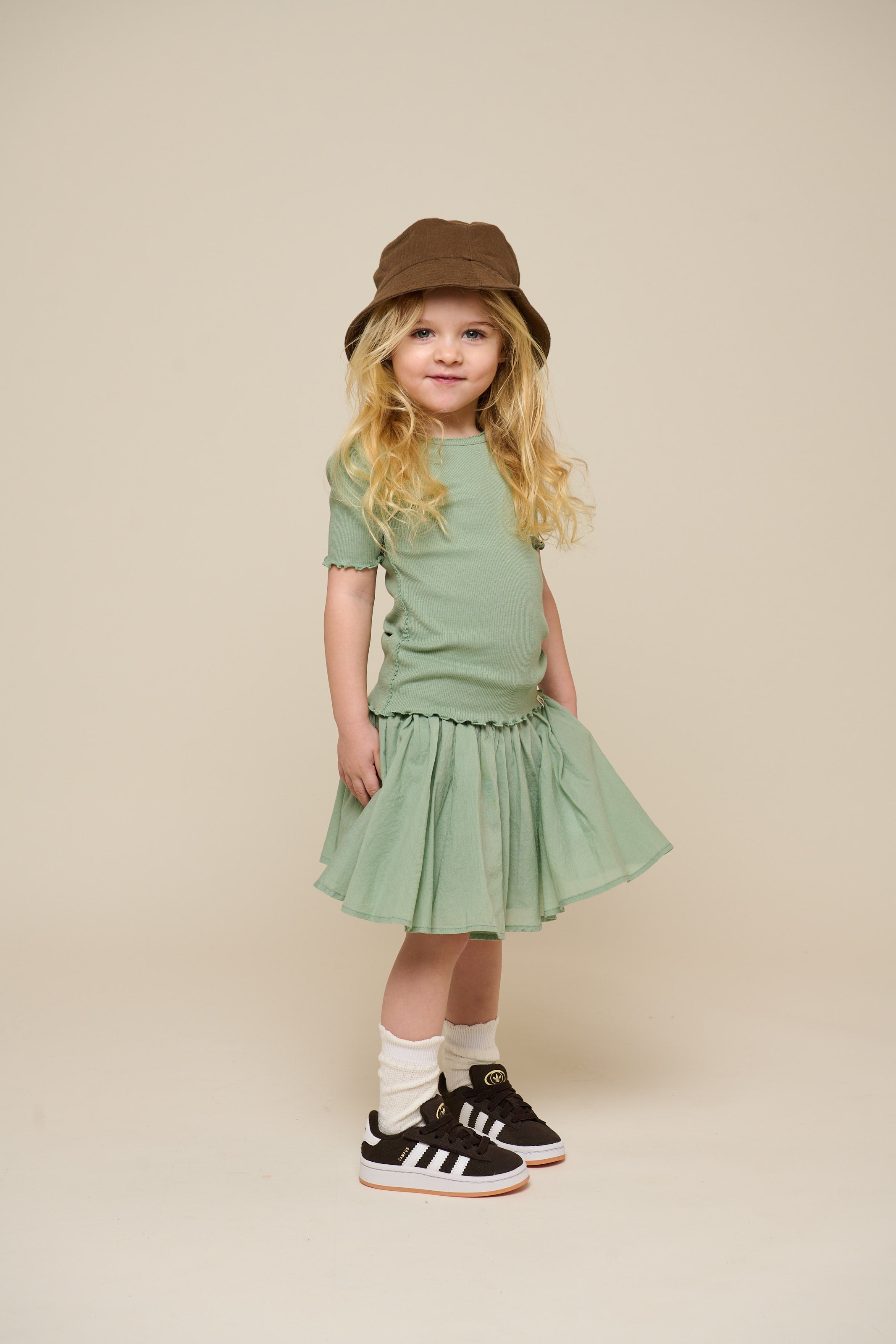 Bomuldsnederdel med bølgebånd og flæse - Kids - Dusty Green | 101038 Alma