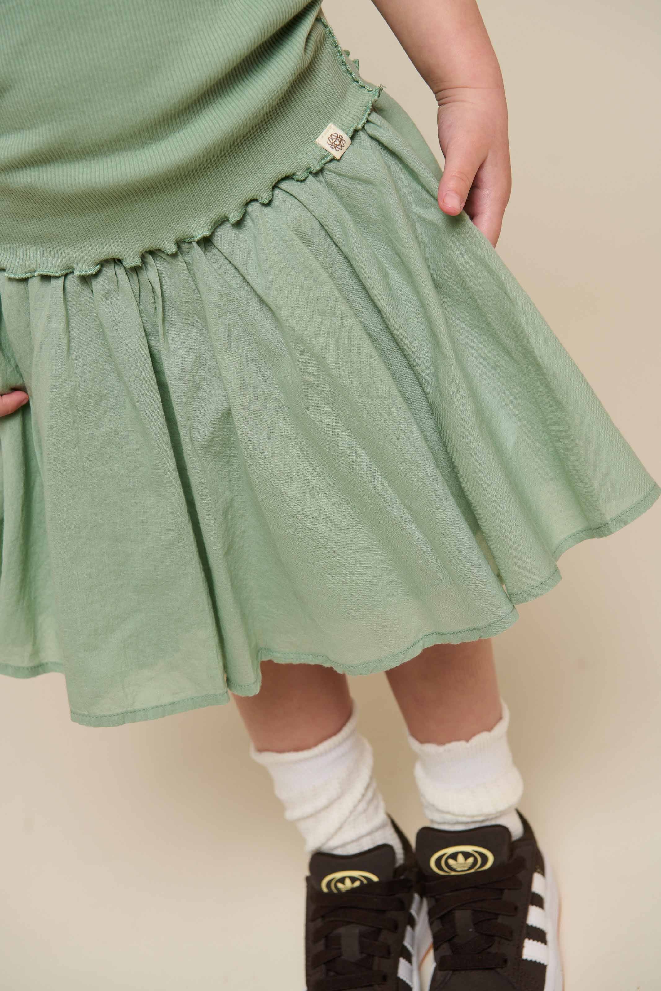 Bomuldsnederdel med bølgebånd og flæse - Kids - Dusty Green | 101038 Alma