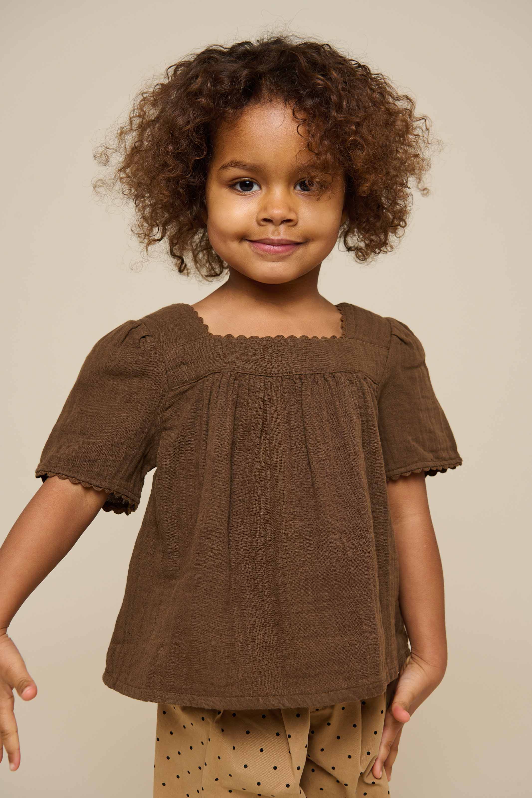 Bluse i musselin med korte ærmer - Kids - Dark Brown | 100916 Jasmine