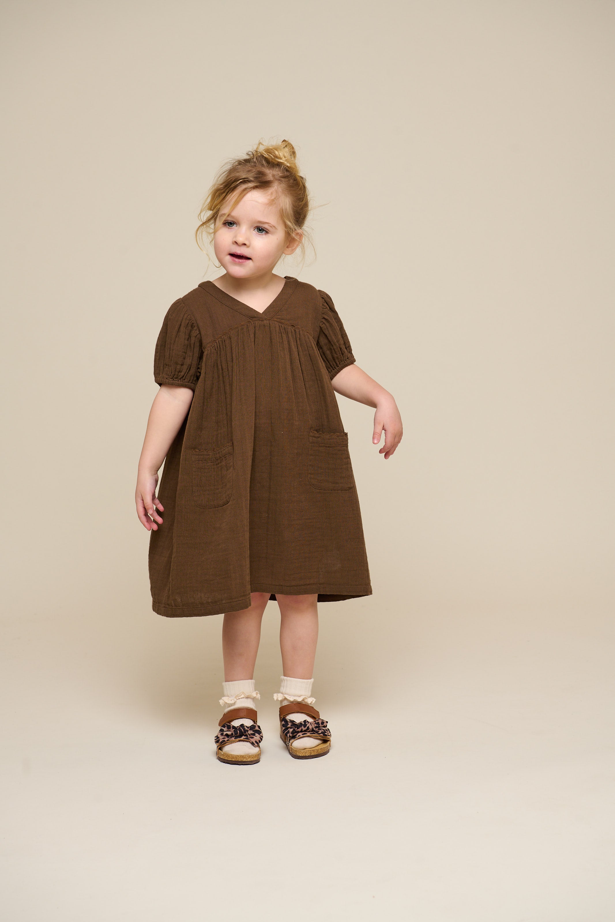 Kjole i musselin - Kids - Dark Brown | 100913 Jasmine
