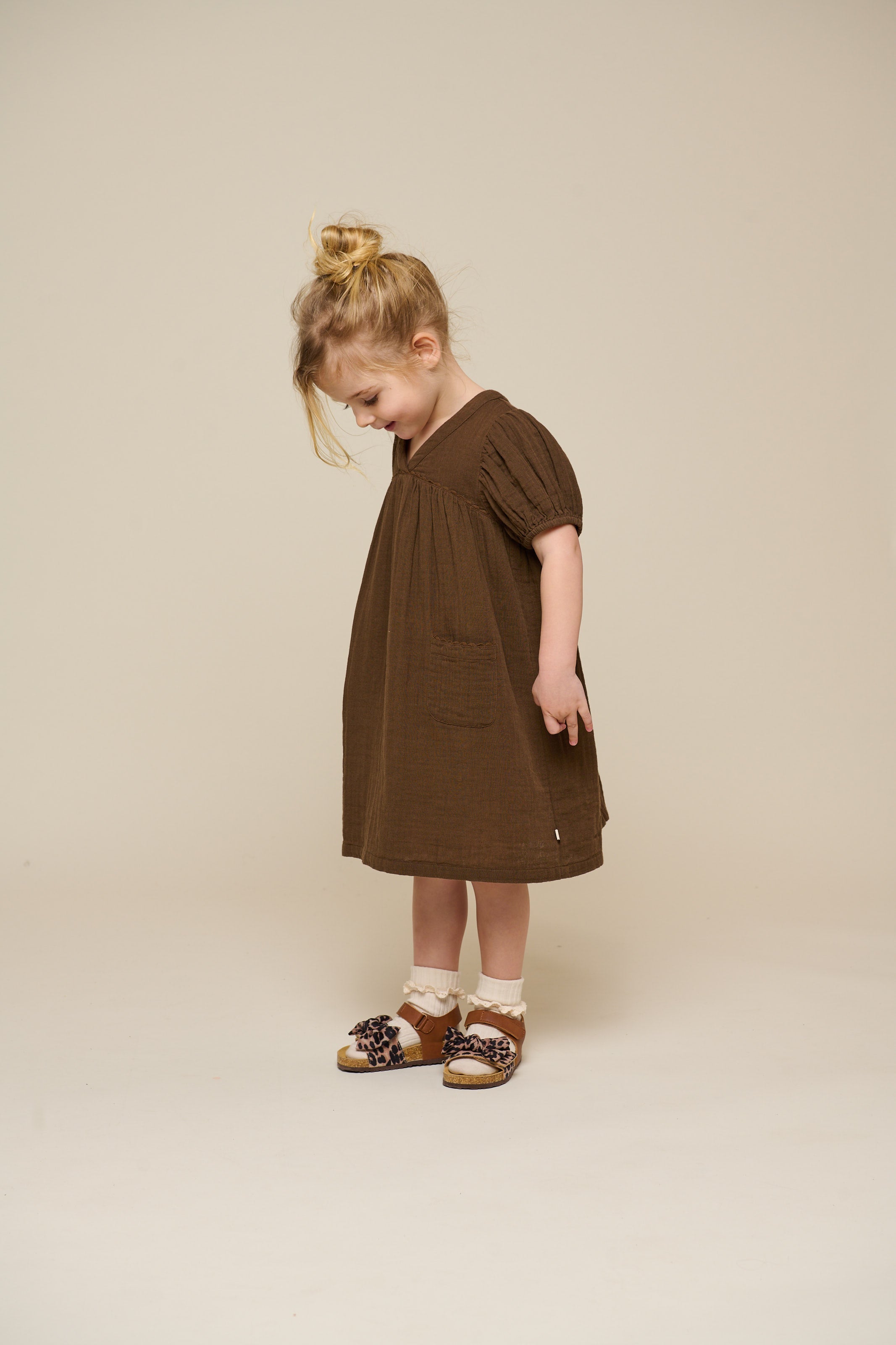 Kjole i musselin - Kids - Dark Brown | 100913 Jasmine