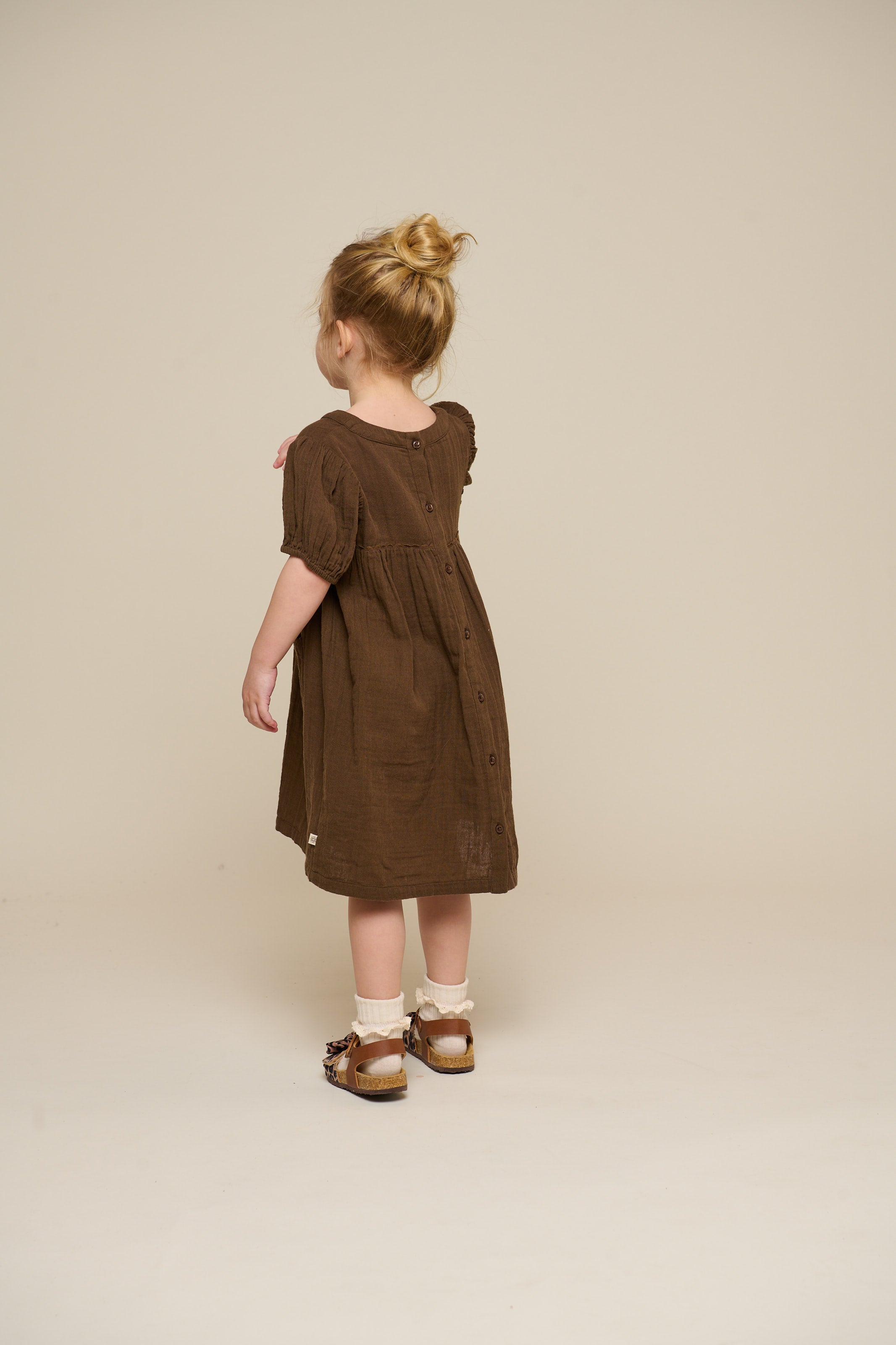 Kjole i musselin - Kids - Dark Brown | 100913 Jasmine