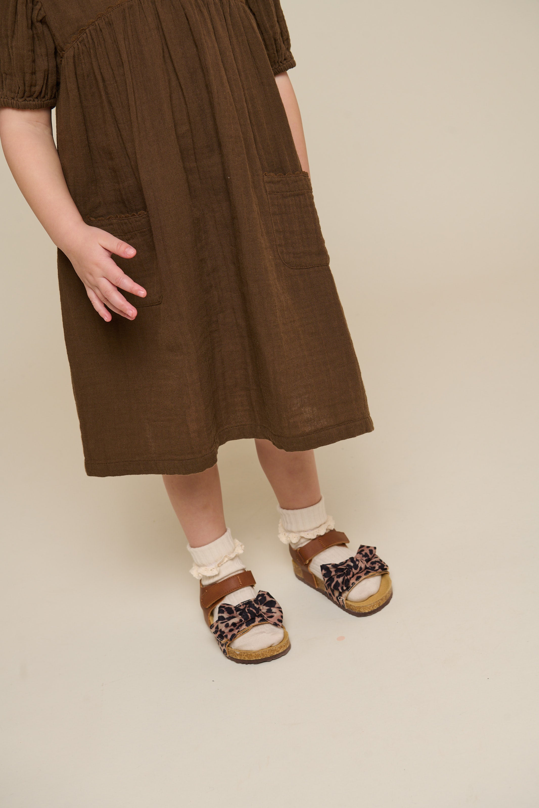 Kjole i musselin - Kids - Dark Brown | 100913 Jasmine