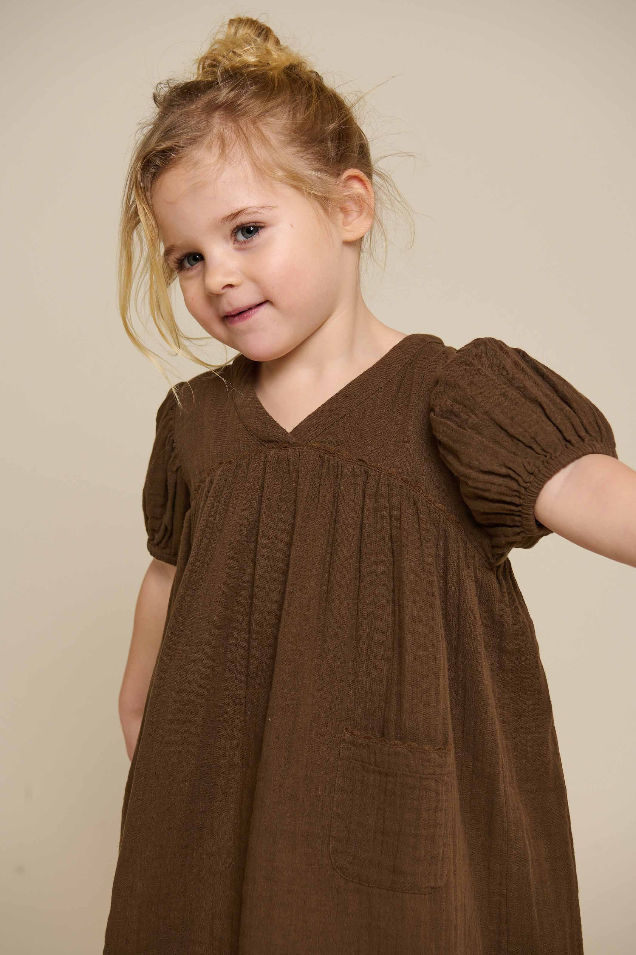 Kjole i musselin - Kids - Dark Brown | 100913 Jasmine
