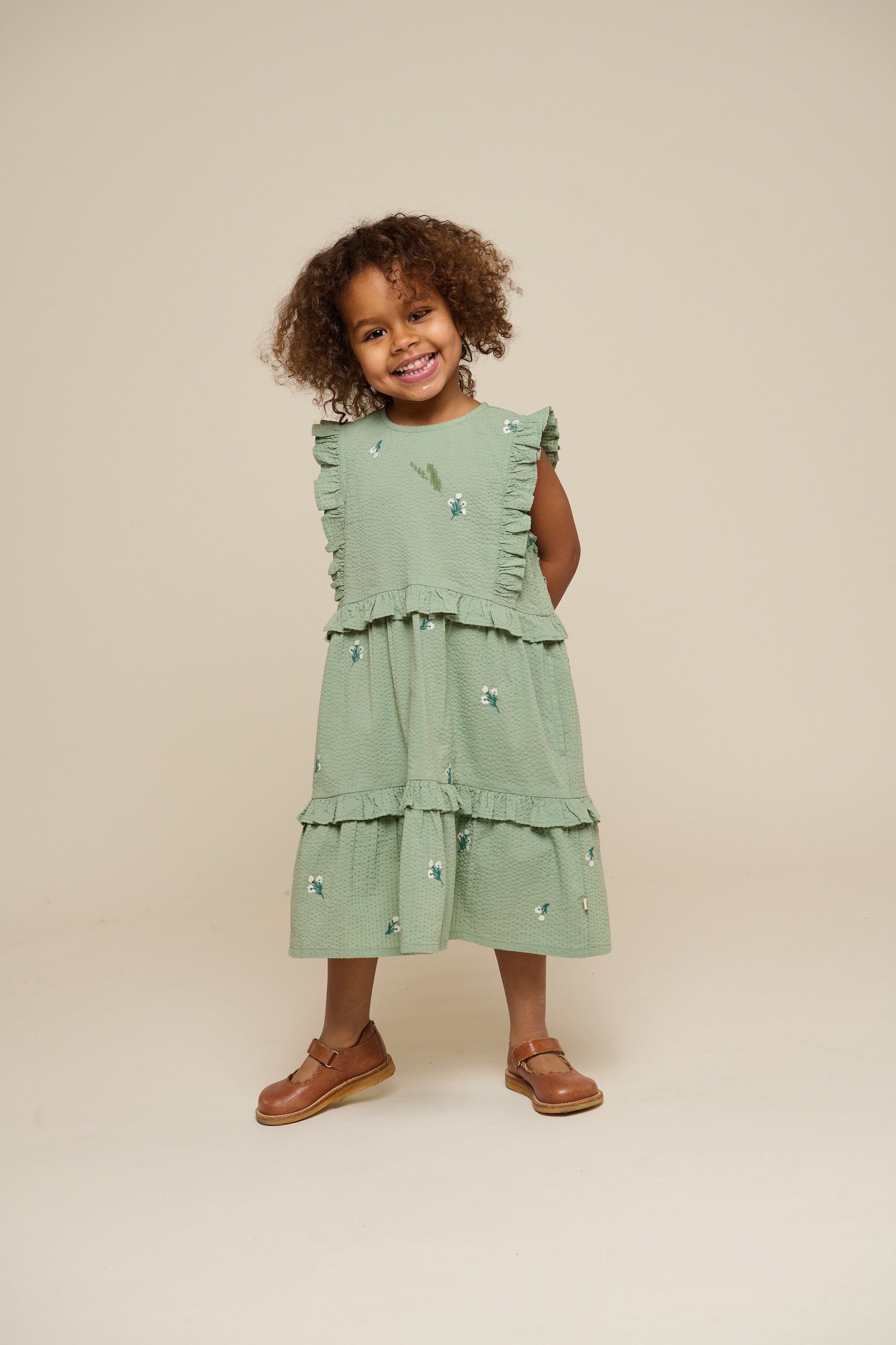 Broderet seersucker kjole - Kids - Dusty Green | 100976 Nora