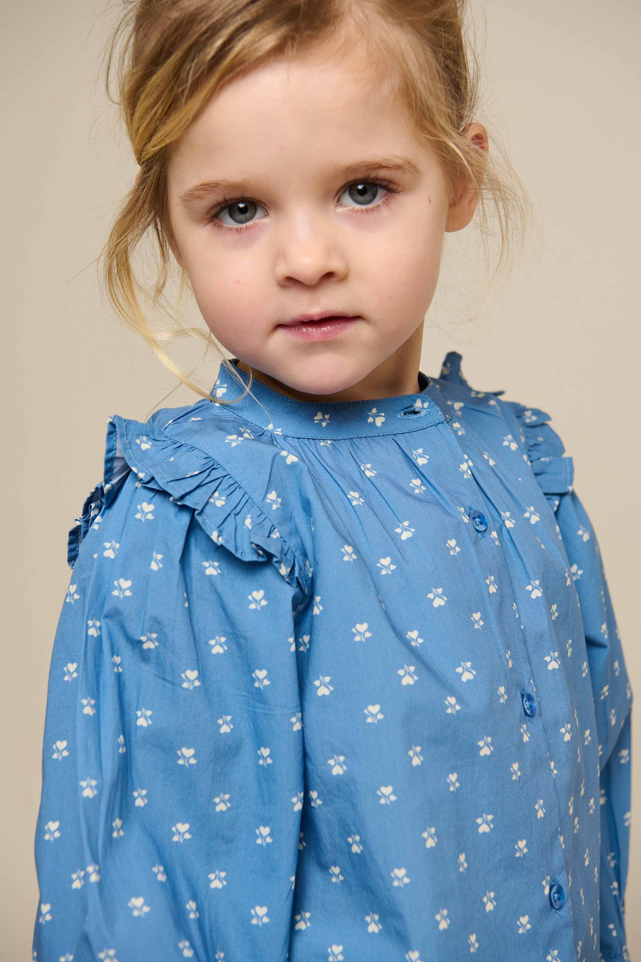 Skjortebluse i printet poplin - Kids - Dusty Blue | 101056 Camilla