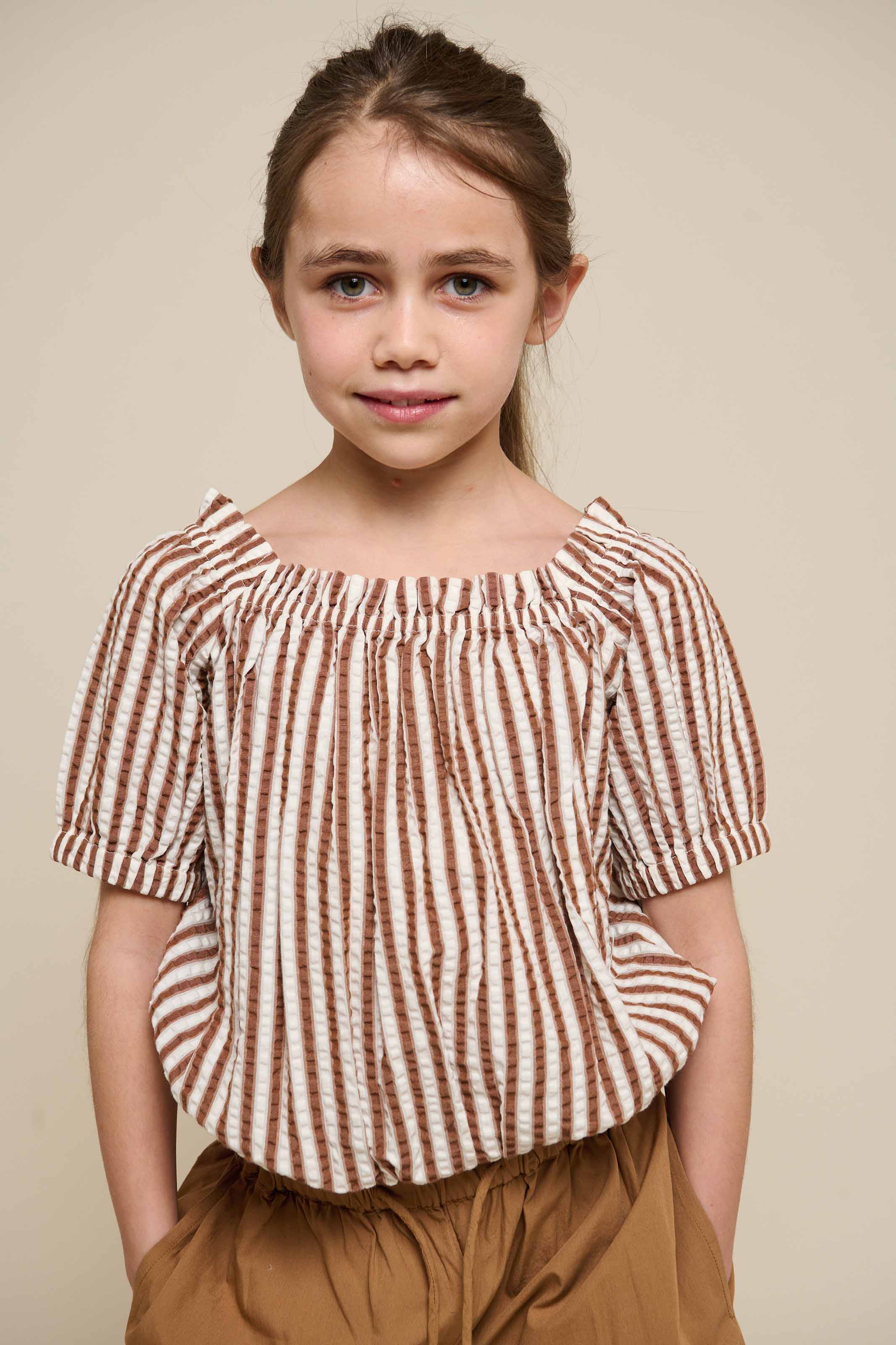 Stribet seersucker top - Tween - Brown | 101192 Nadia