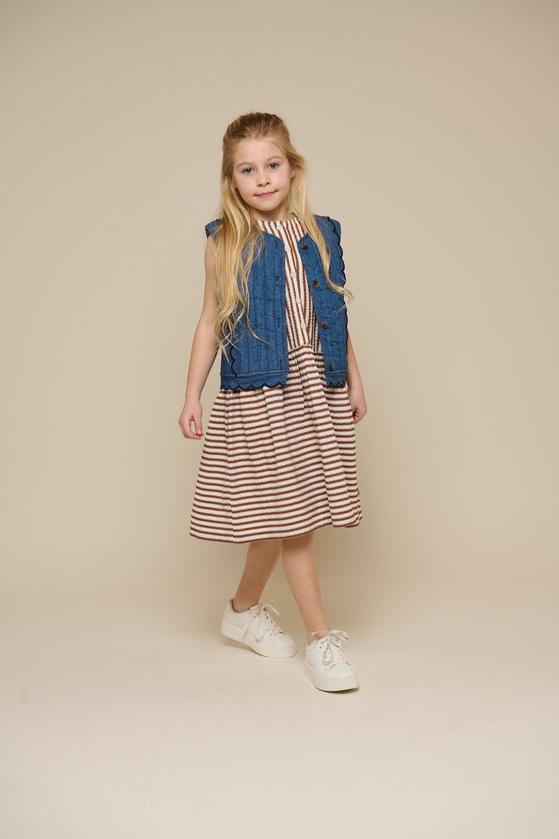 Stribet seersucker kjole - Tween - Brown | 101196 Nadia
