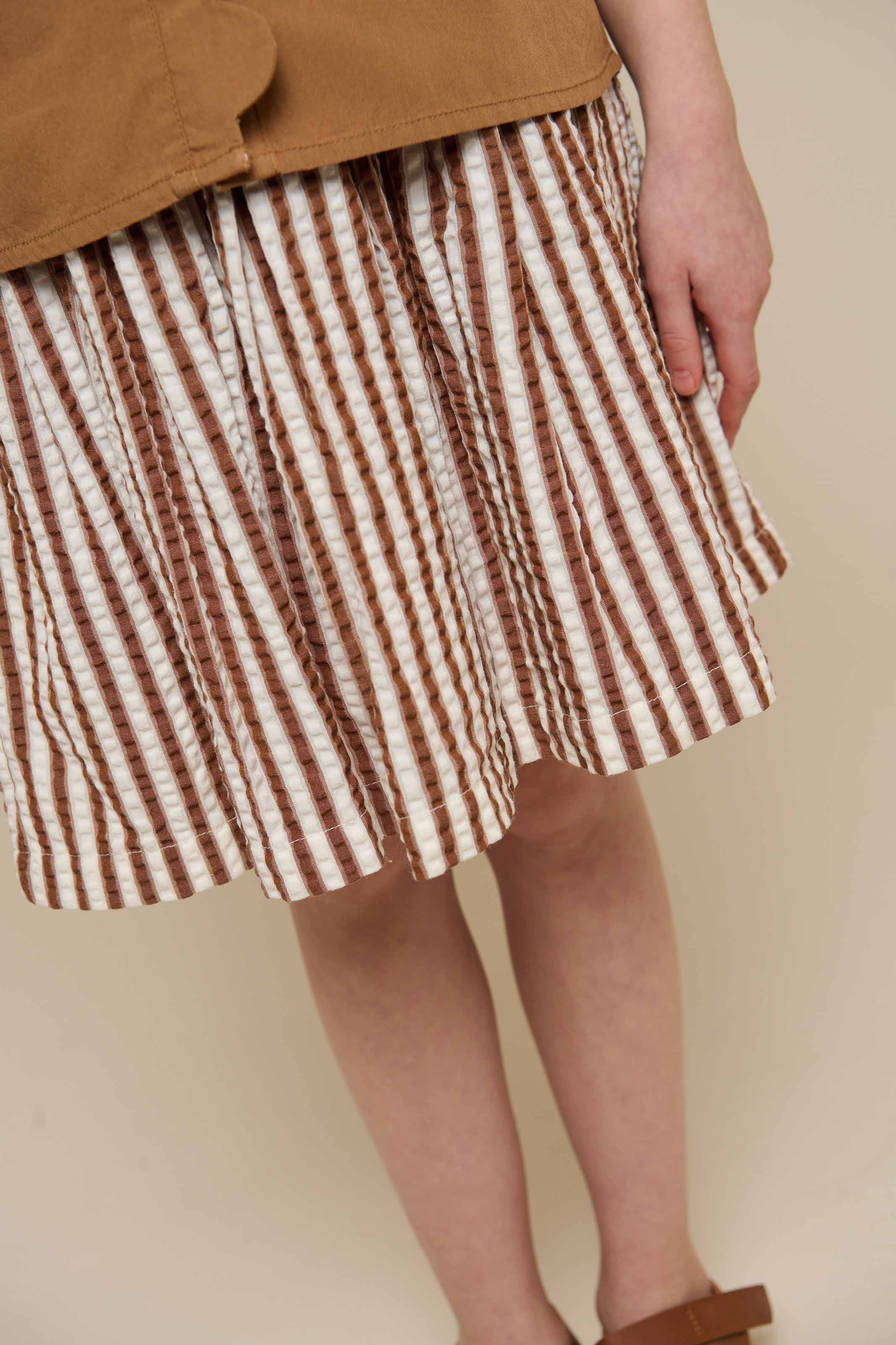 Stribet seersucker nederdel - Tween - Brown | 101194 Nadia