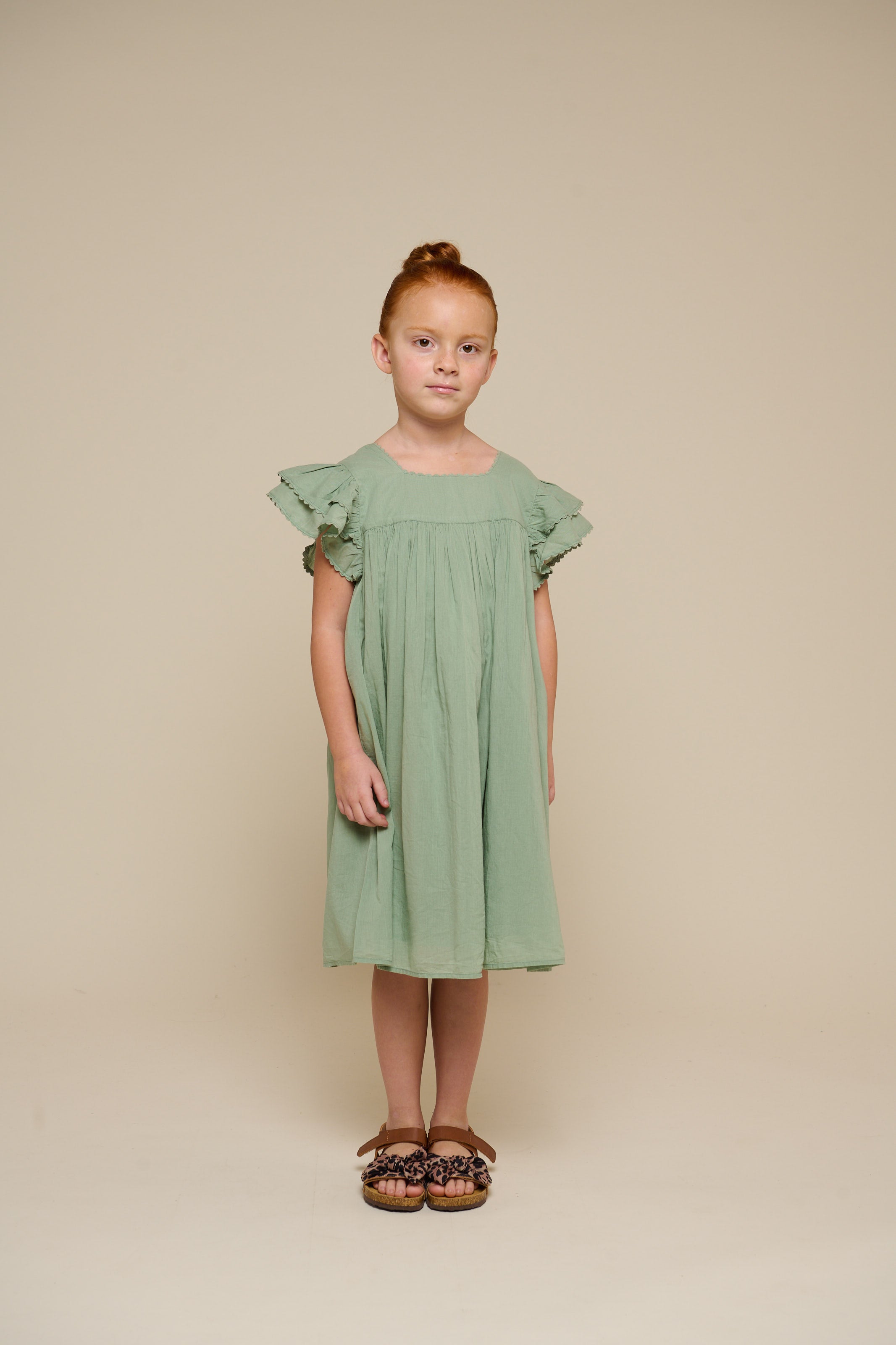 Bomuldskjole med bølgebånd og flæse - Tween - Dusty Green | 101066 Alma