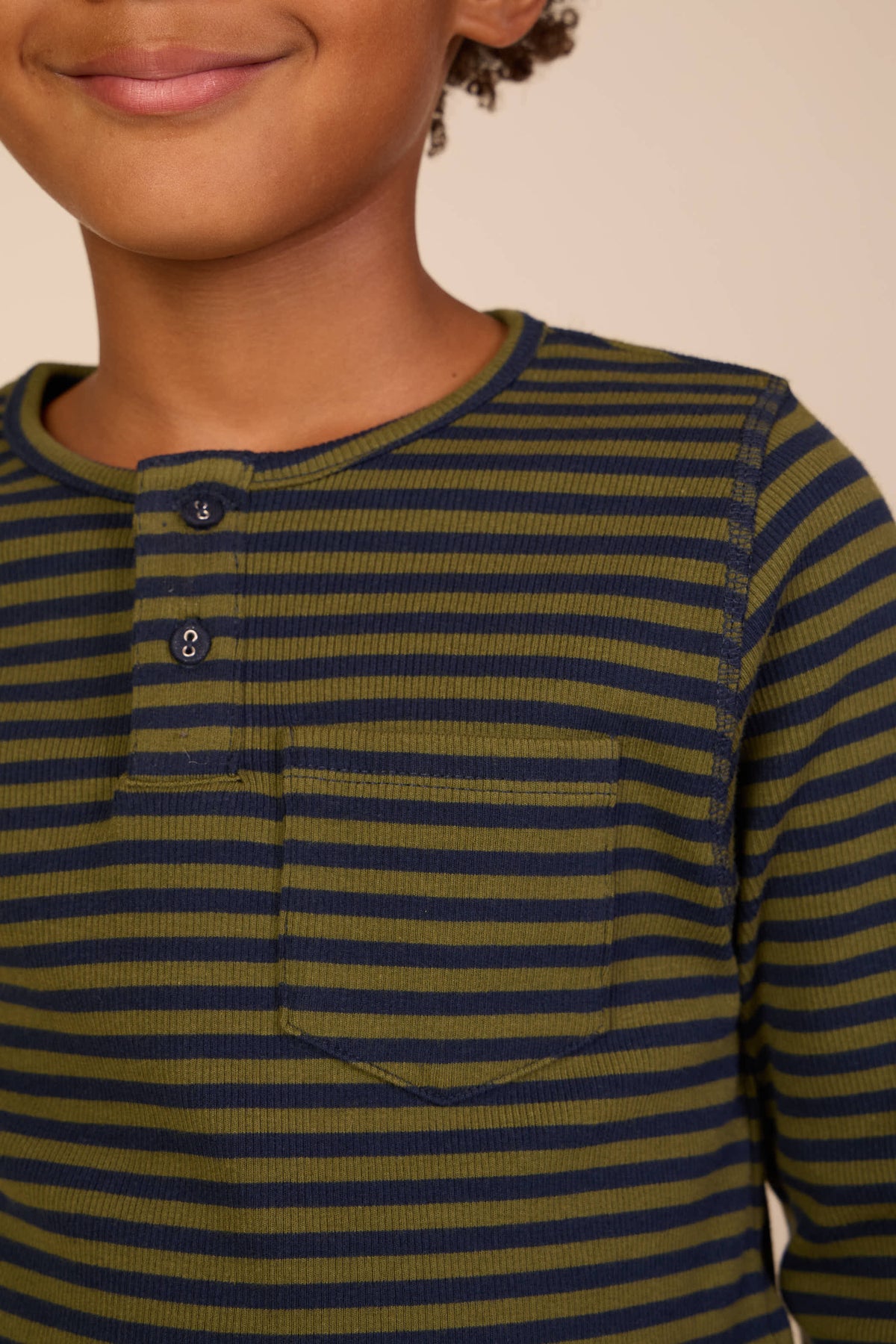 Ribbet langærmet T-shirt med stolpelukning Tween - Moss Green/Navy Stripe | 101596 Conrad