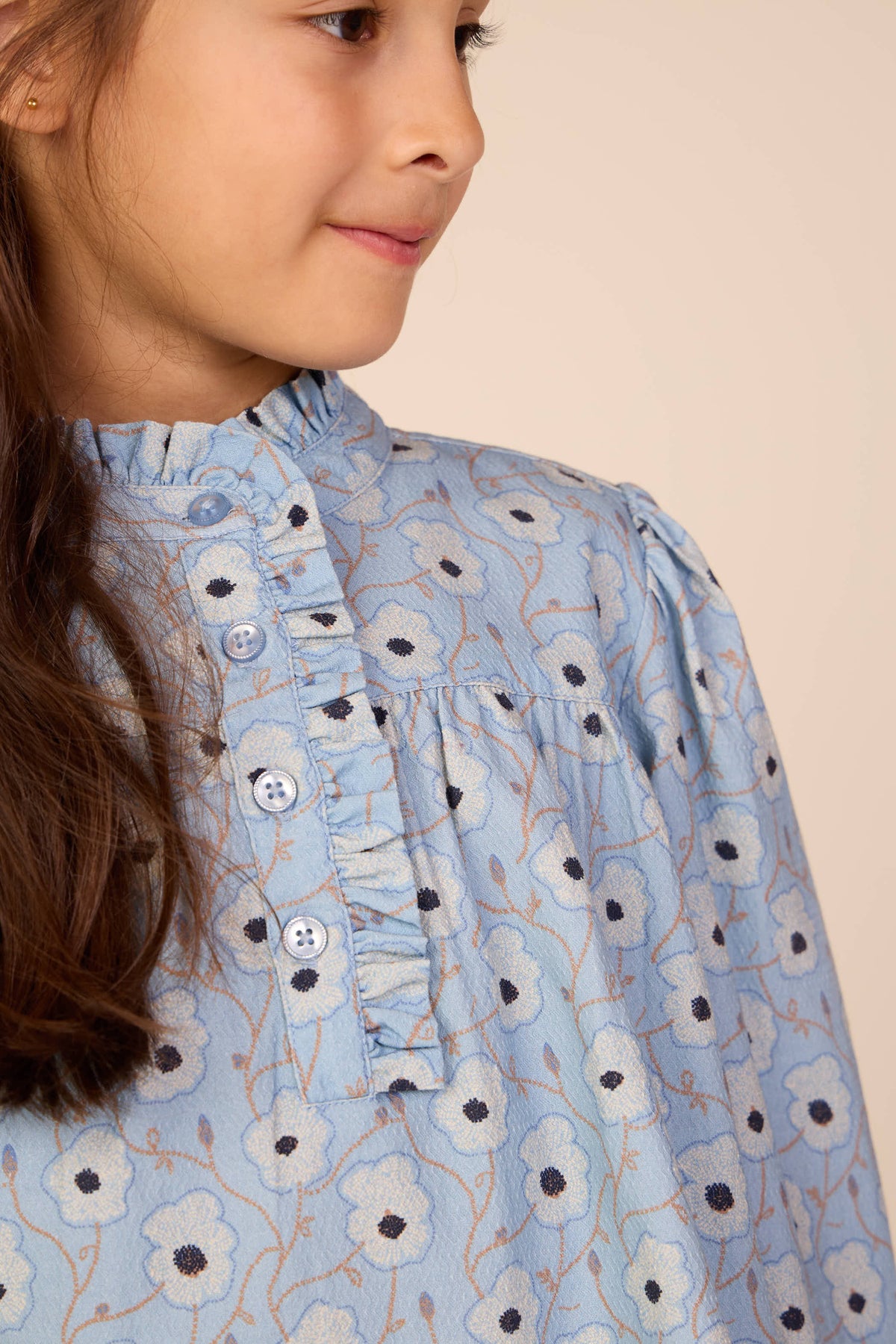 Blomstret bomuldsbluse med stolpelukning Tween - Blue/Brown | 101436 Nova