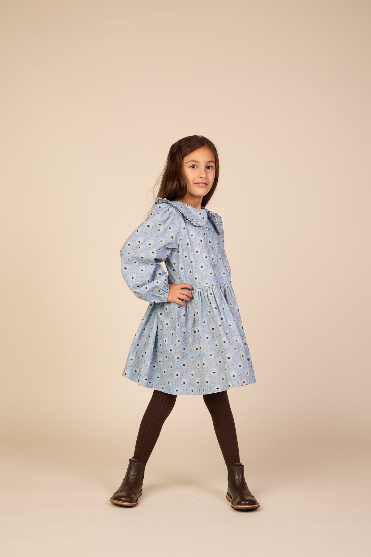 Blomstret bomuldskjole med flæsekrave Tween - Blue/Brown | 101428 Nova