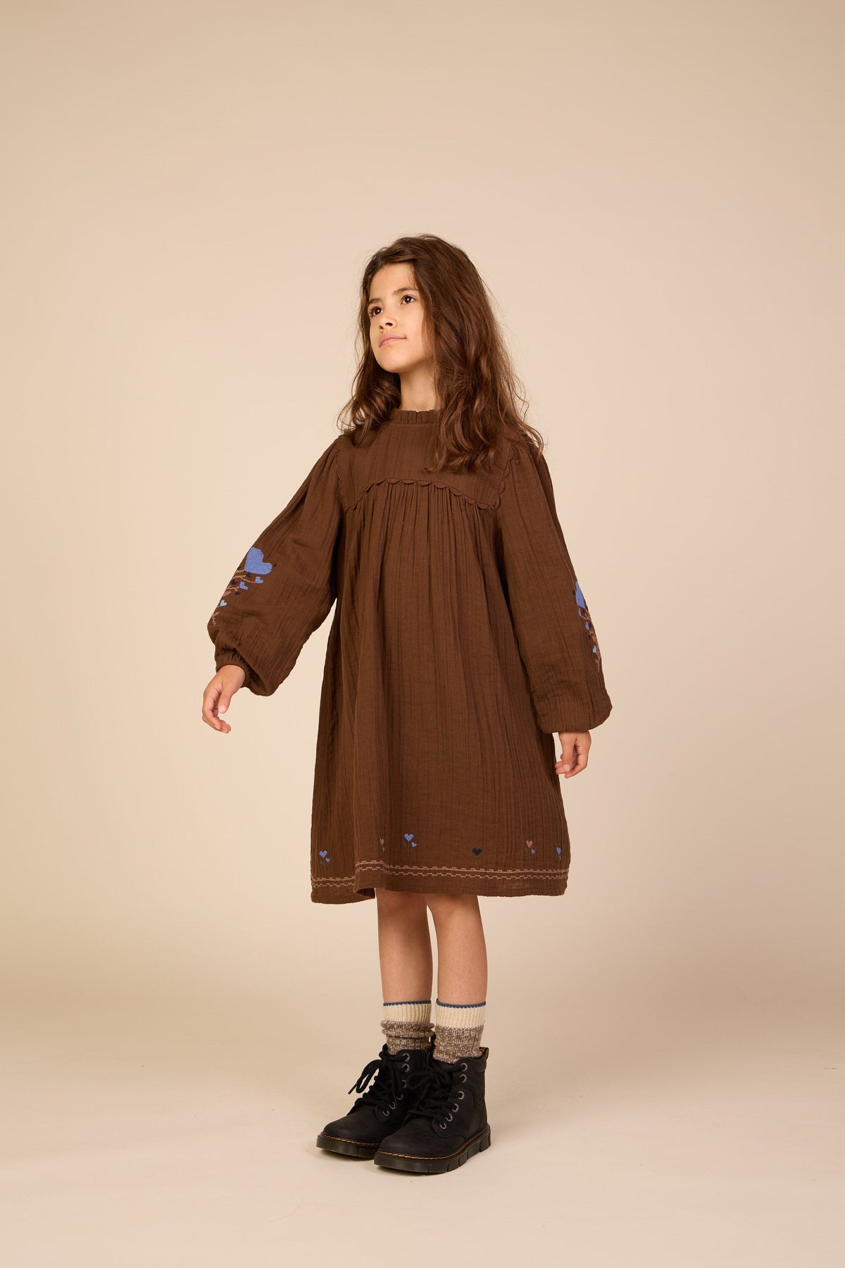 Double gauze-kjole med korsstingsbroderi Tween - Brown | 101468 Laureen