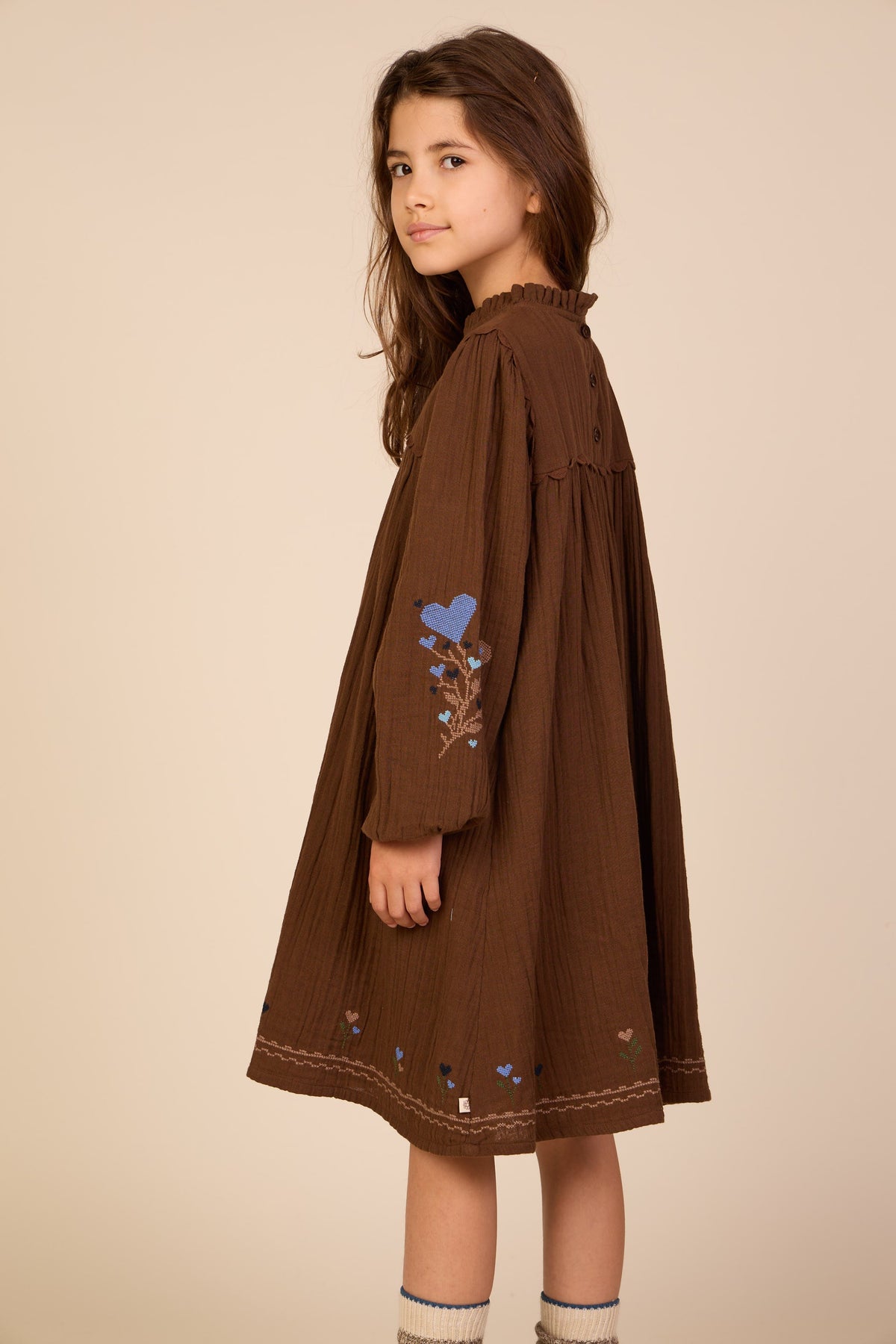 Double gauze-kjole med korsstingsbroderi Tween - Brown | 101468 Laureen