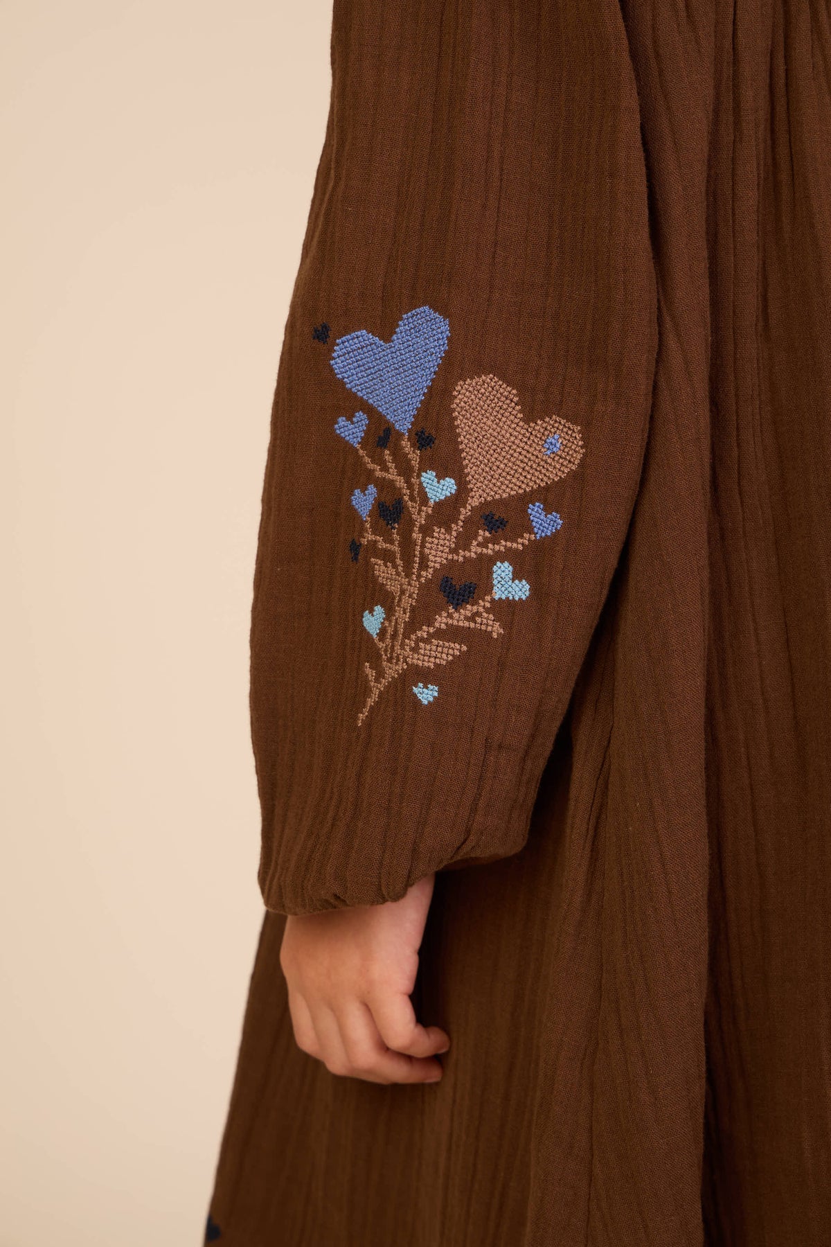 Double gauze-kjole med korsstingsbroderi Tween - Brown | 101468 Laureen