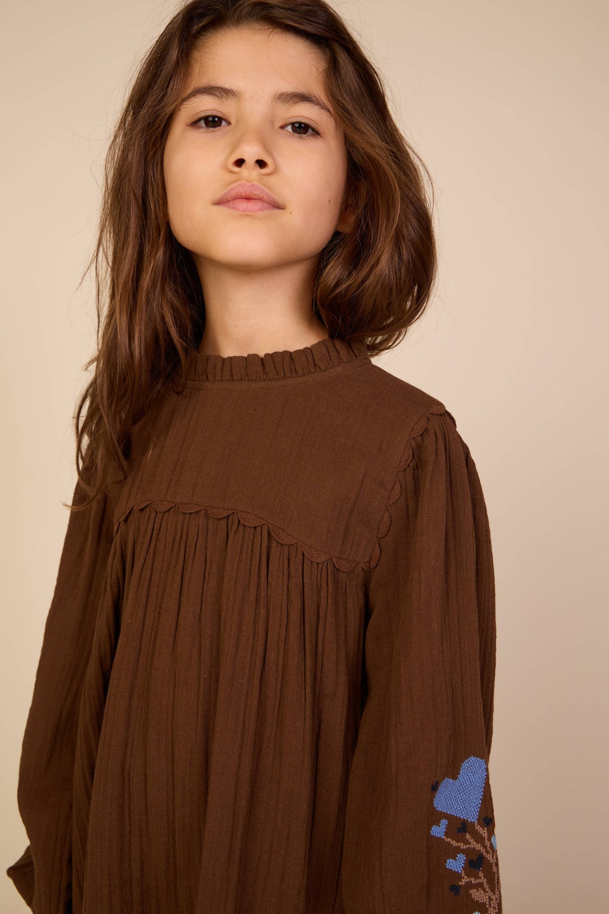 Double gauze-kjole med korsstingsbroderi Tween - Brown | 101468 Laureen