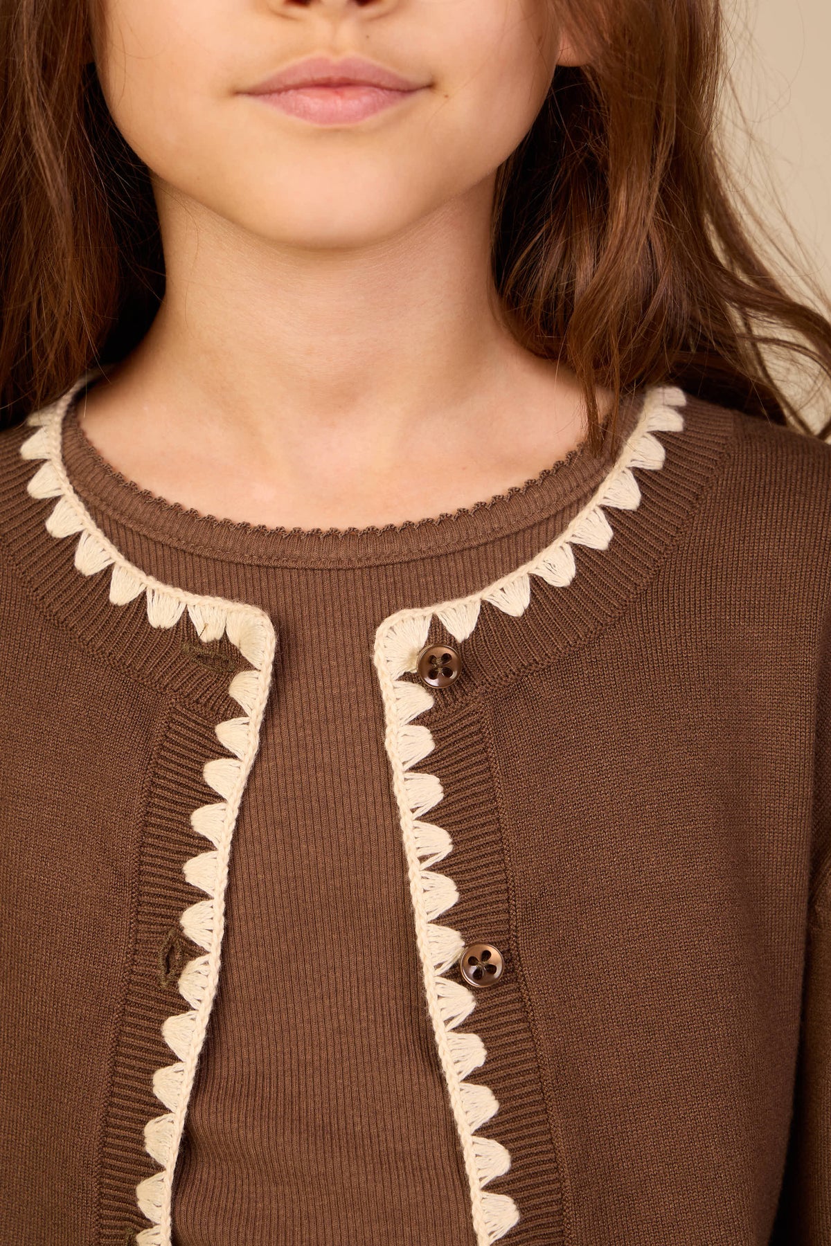 Cardigan med kontraststikninger Tween - Brown/Offwhite | 101633 Lia