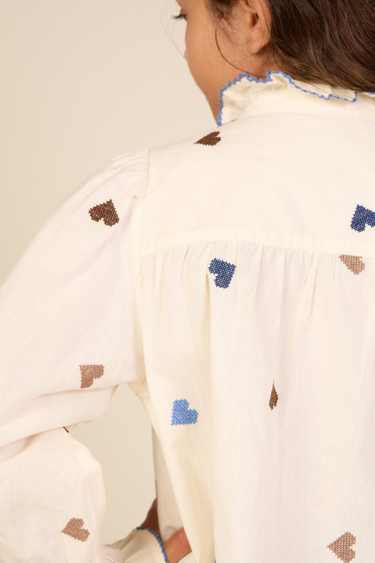 Bomuldsbluse med hjertebroderi Tween - Blue/Brown | 101456 Elina