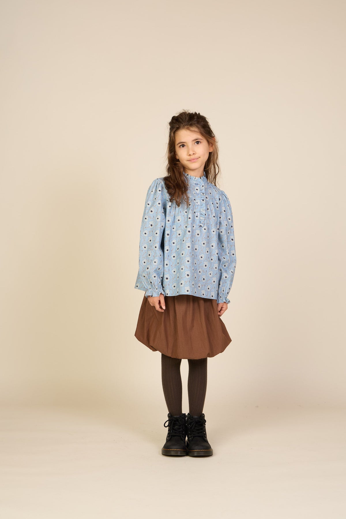 Blomstret bomuldsbluse med stolpelukning Tween - Blue/Brown | 101436 Nova