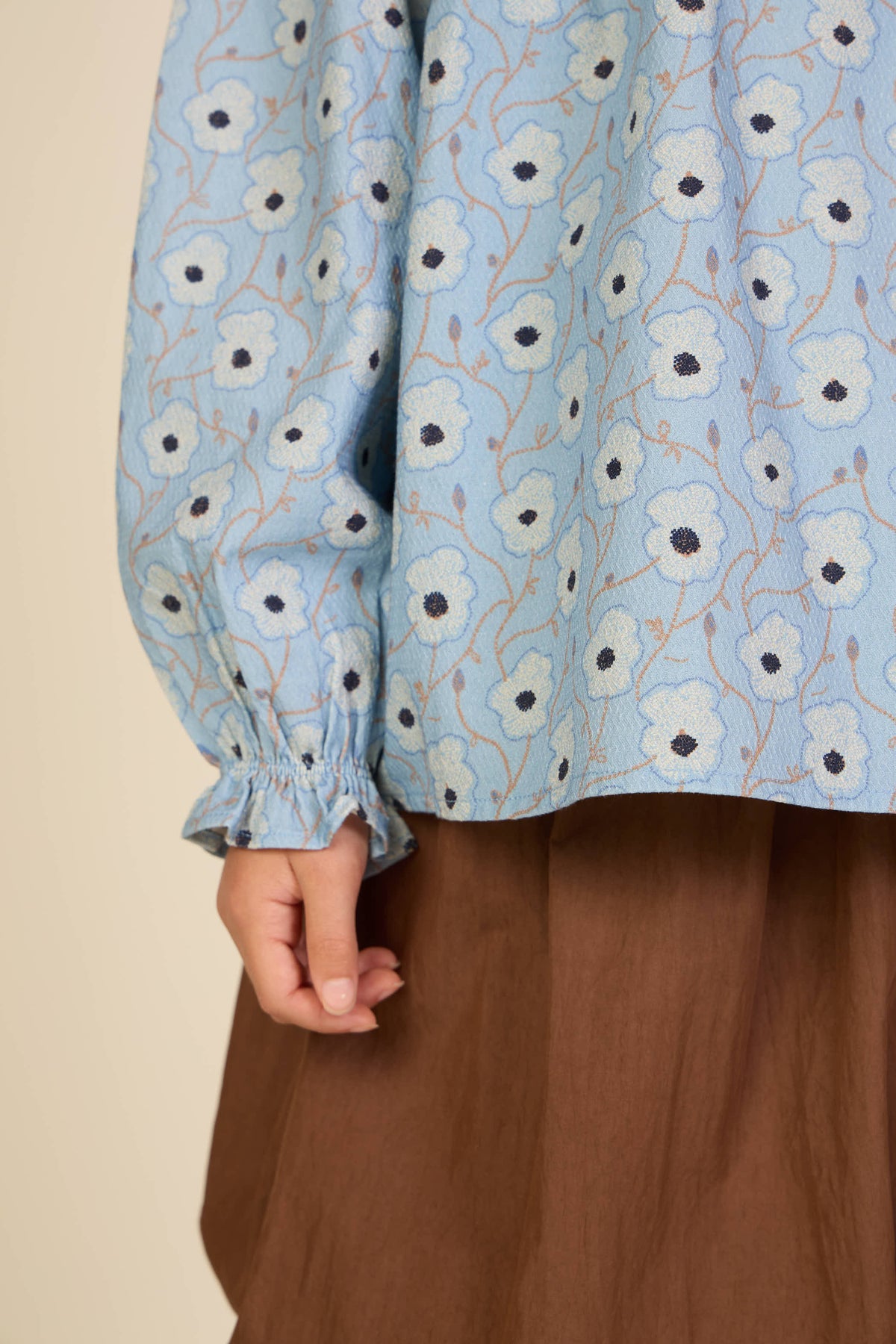 Blomstret bomuldsbluse med stolpelukning Tween - Blue/Brown | 101436 Nova